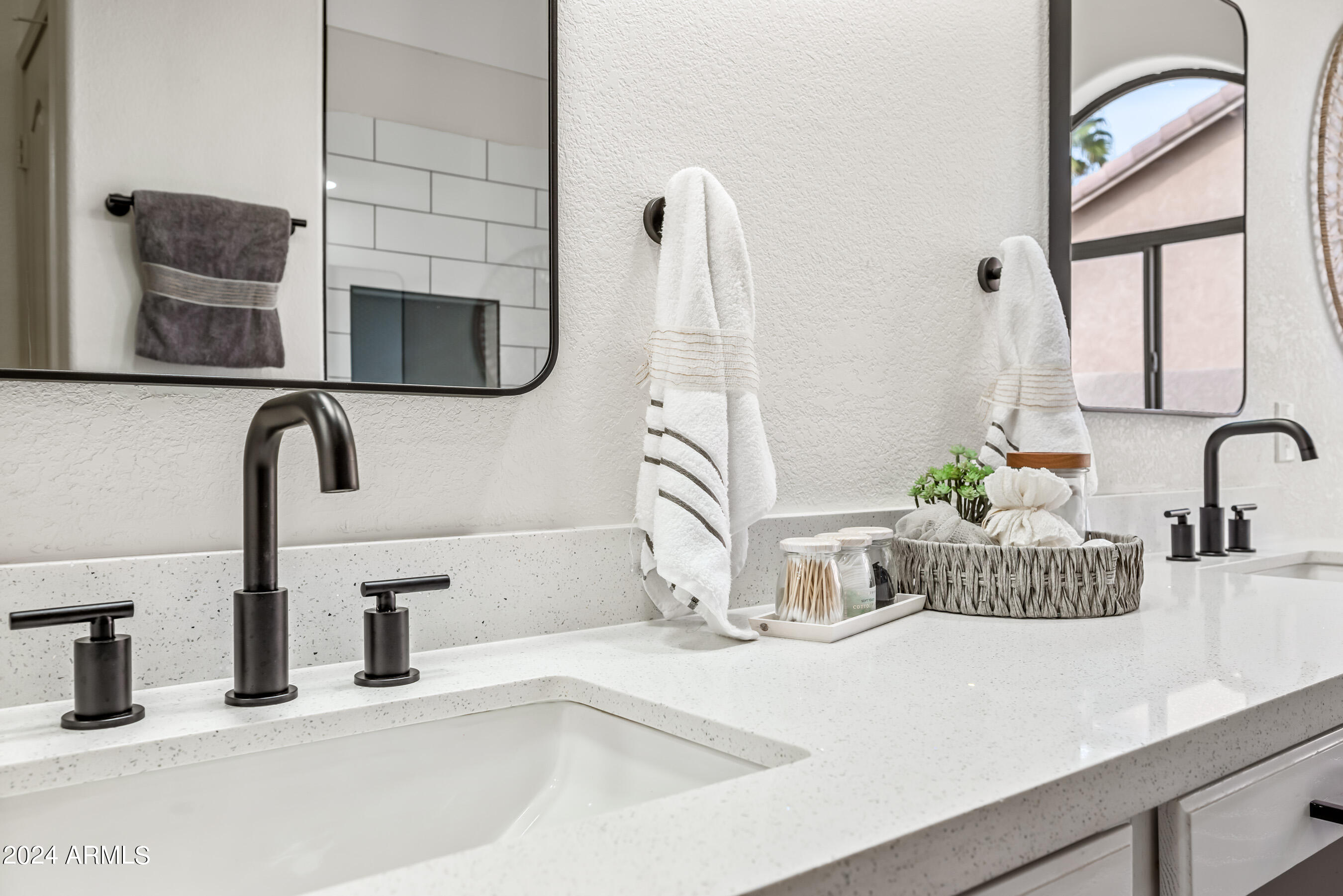 844 W BEECHNUT Drive