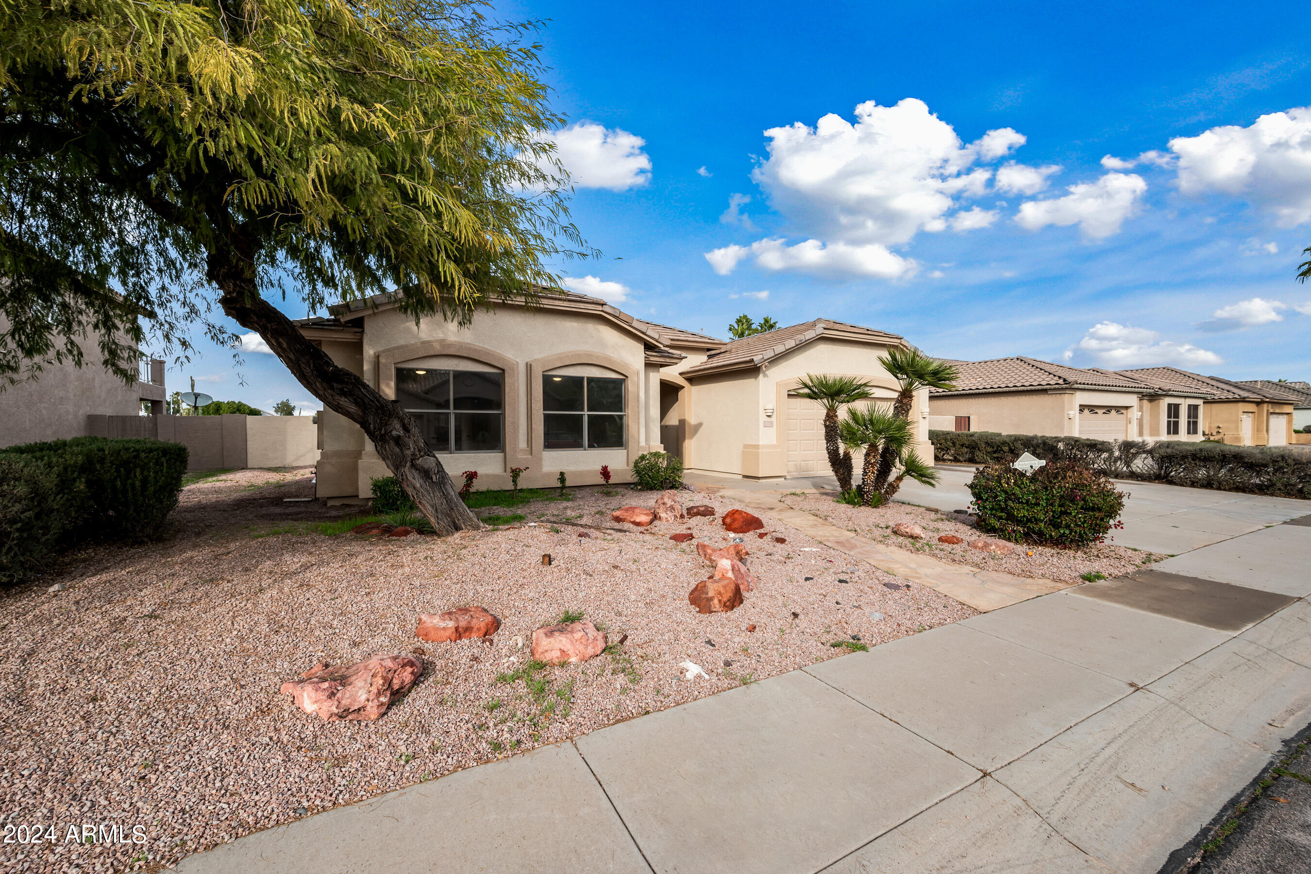 844 W BEECHNUT Drive