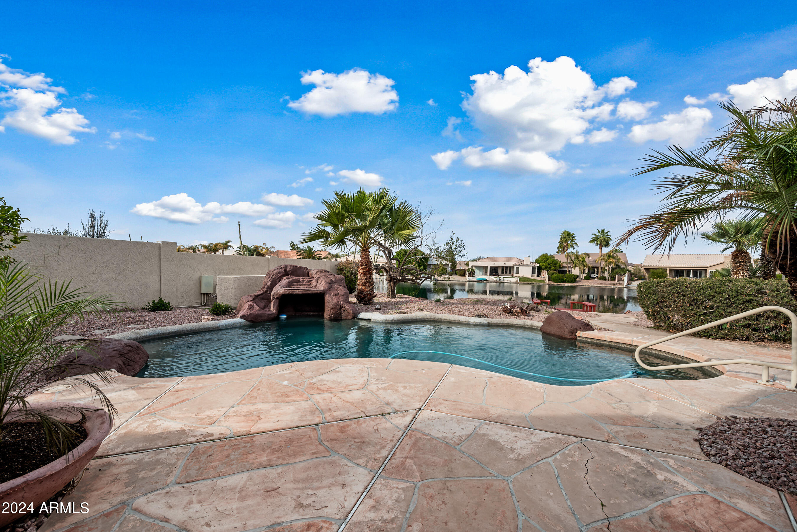 844 W BEECHNUT Drive