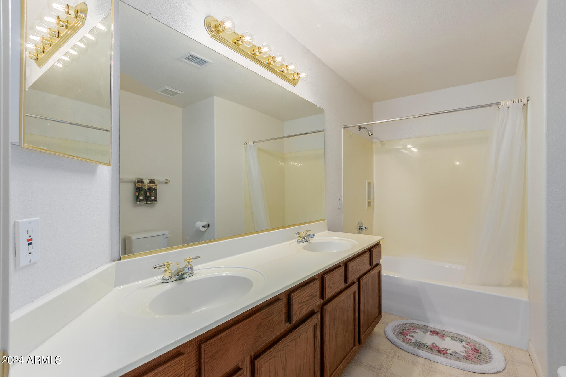 246 S COBBLESTONE Drive