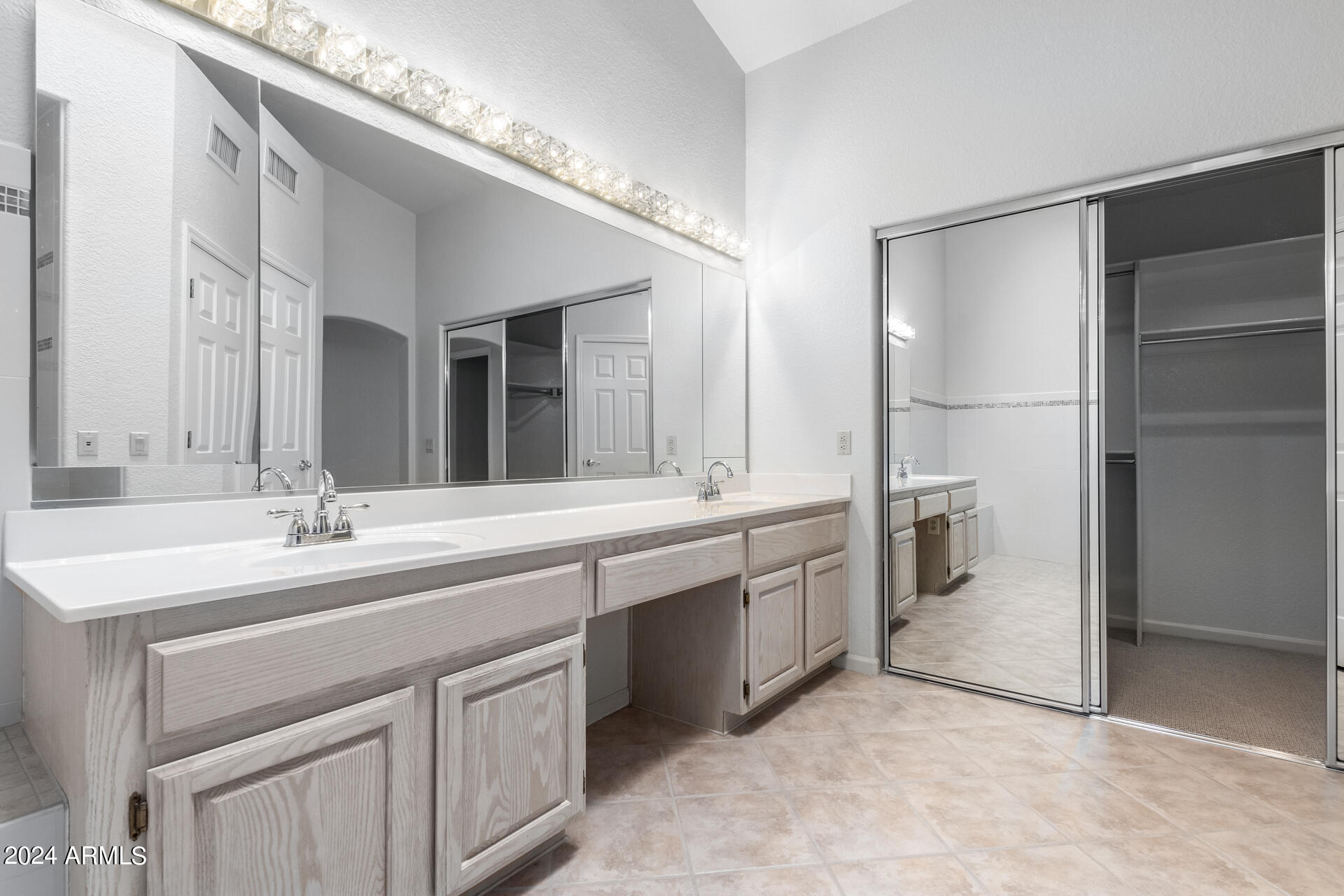 10412 E NACOMA Drive