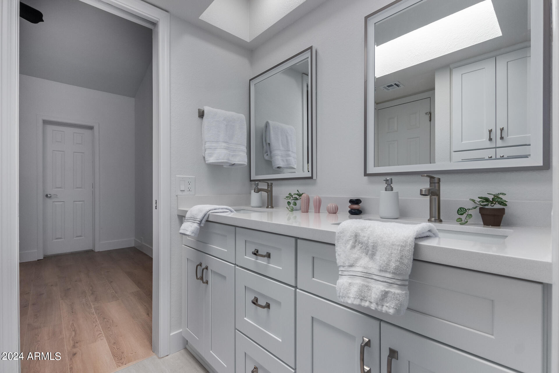 5002 E SIESTA Drive, 1