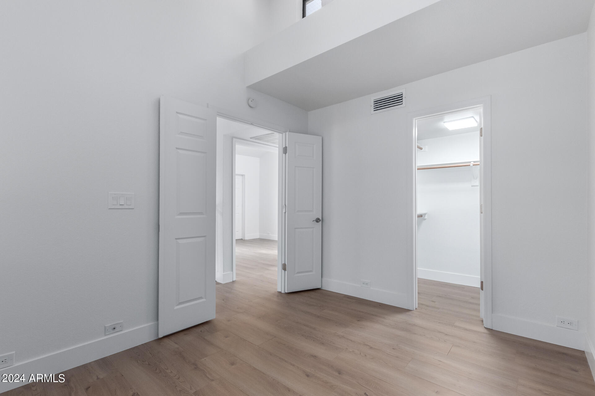 5002 E SIESTA Drive, 1