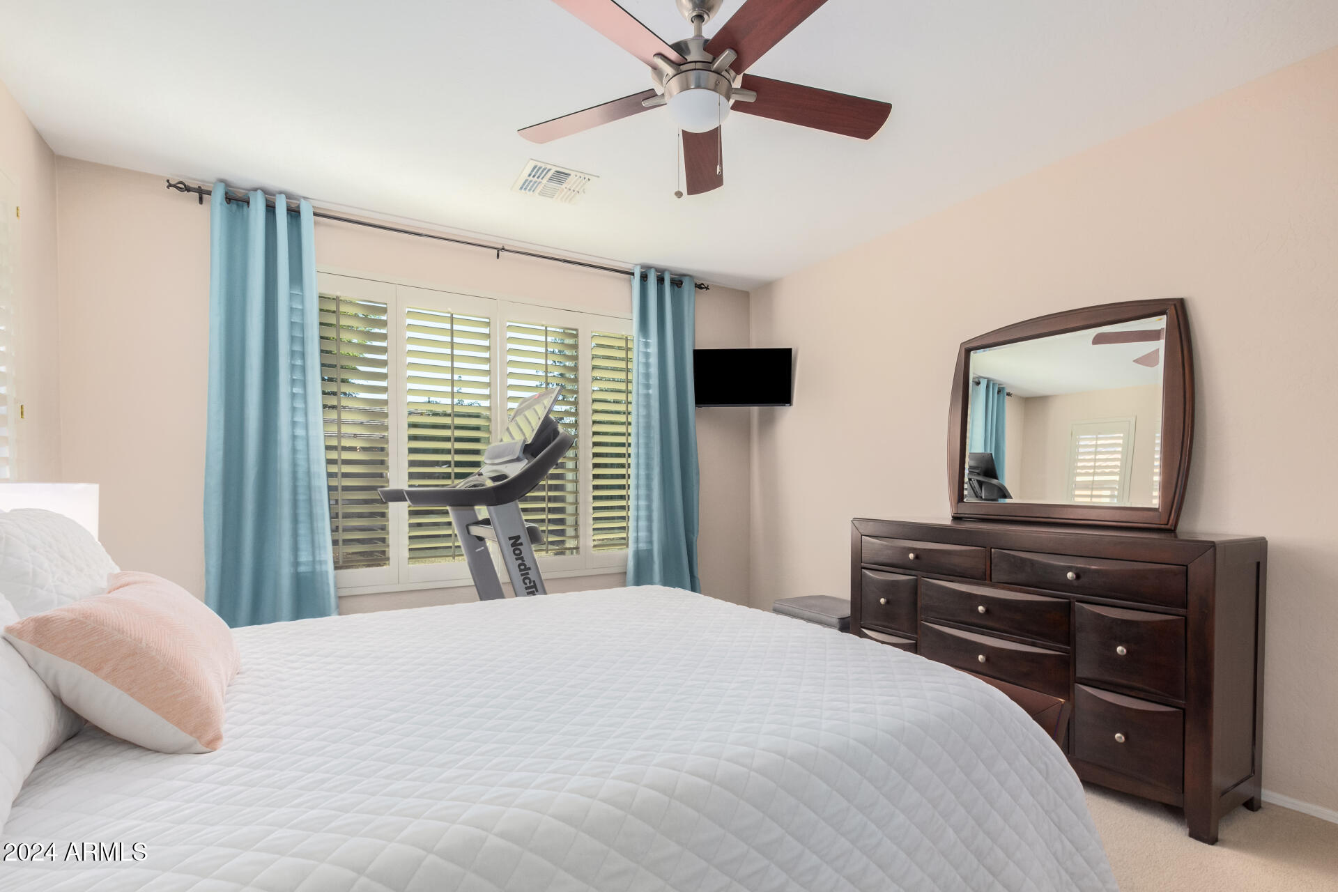 1541 E REDWOOD Place