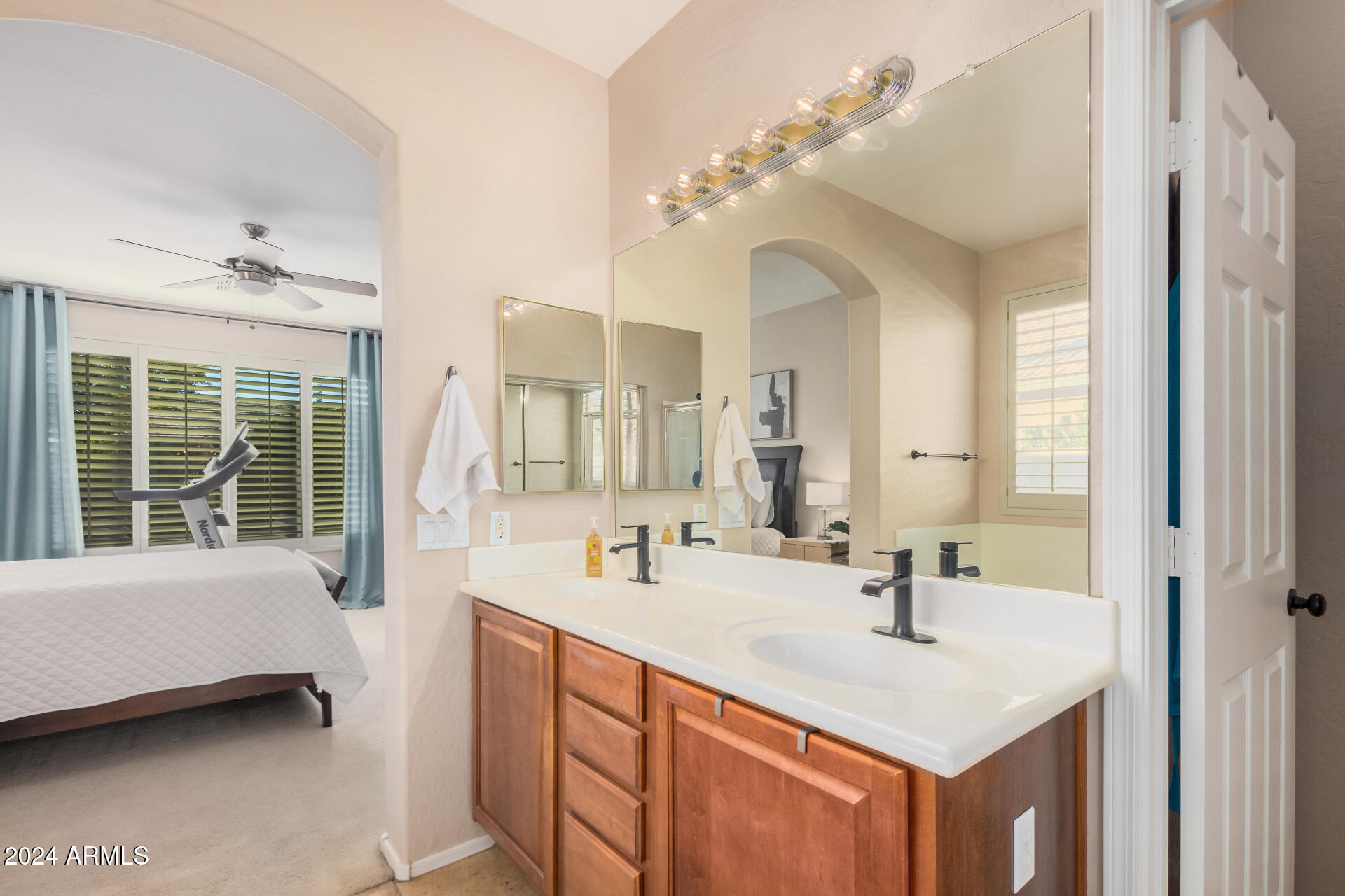 1541 E REDWOOD Place