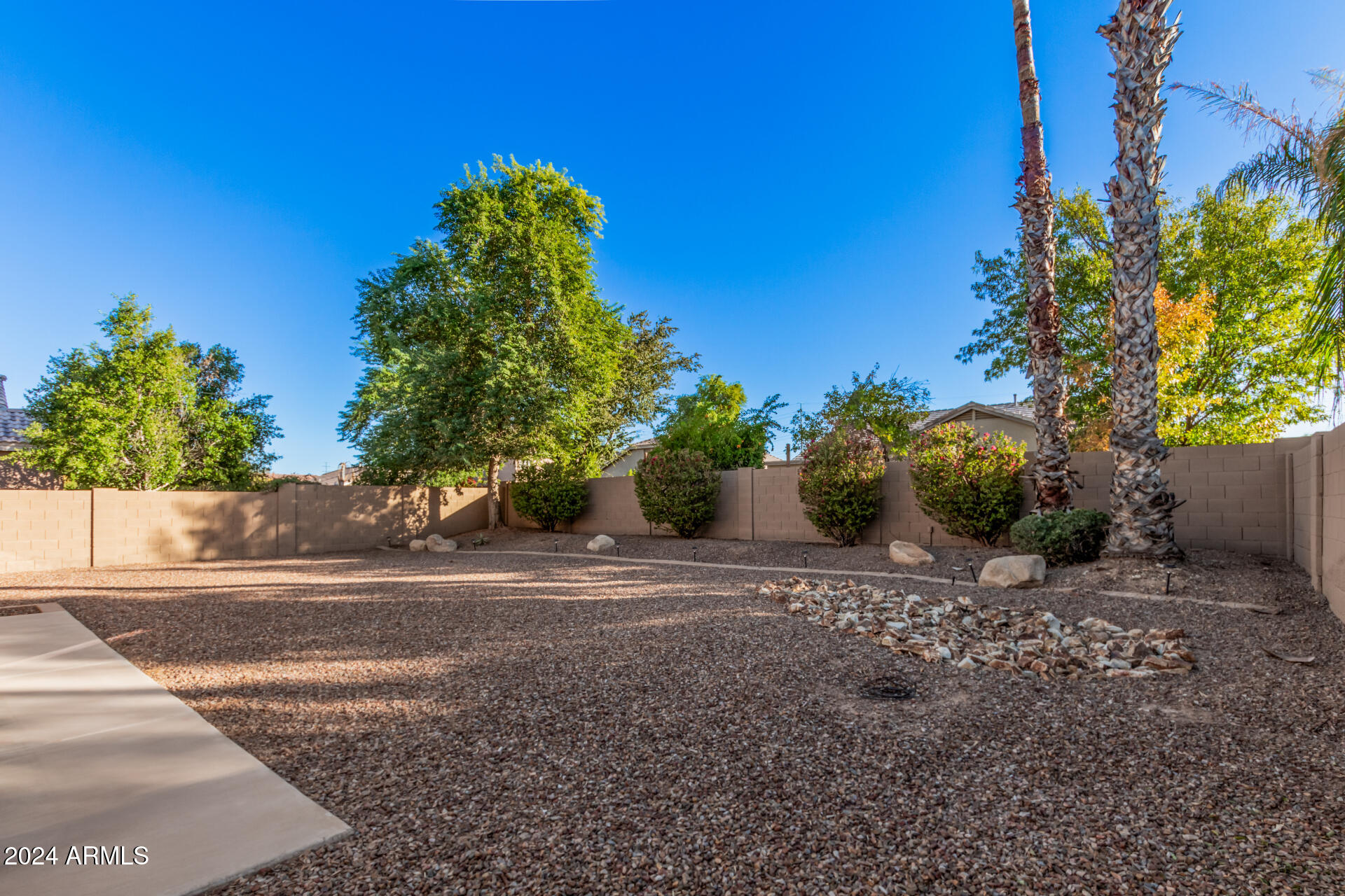 1541 E REDWOOD Place