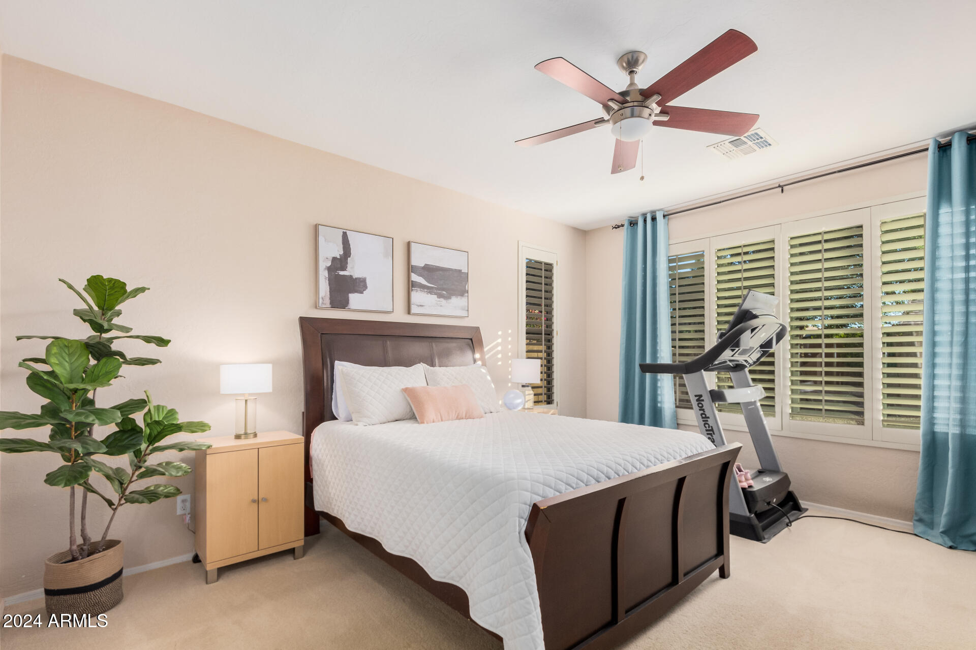 1541 E REDWOOD Place