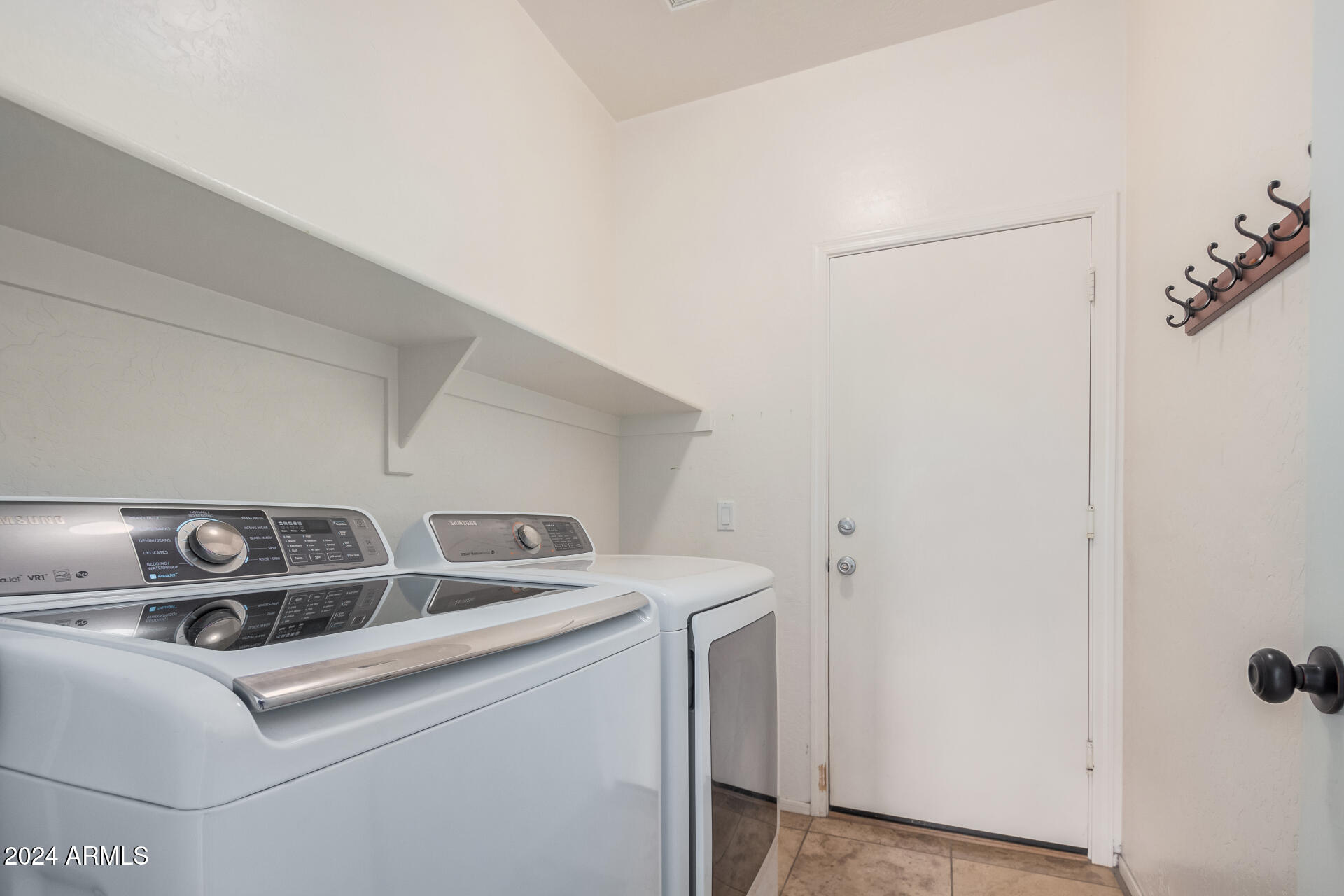 1541 E REDWOOD Place