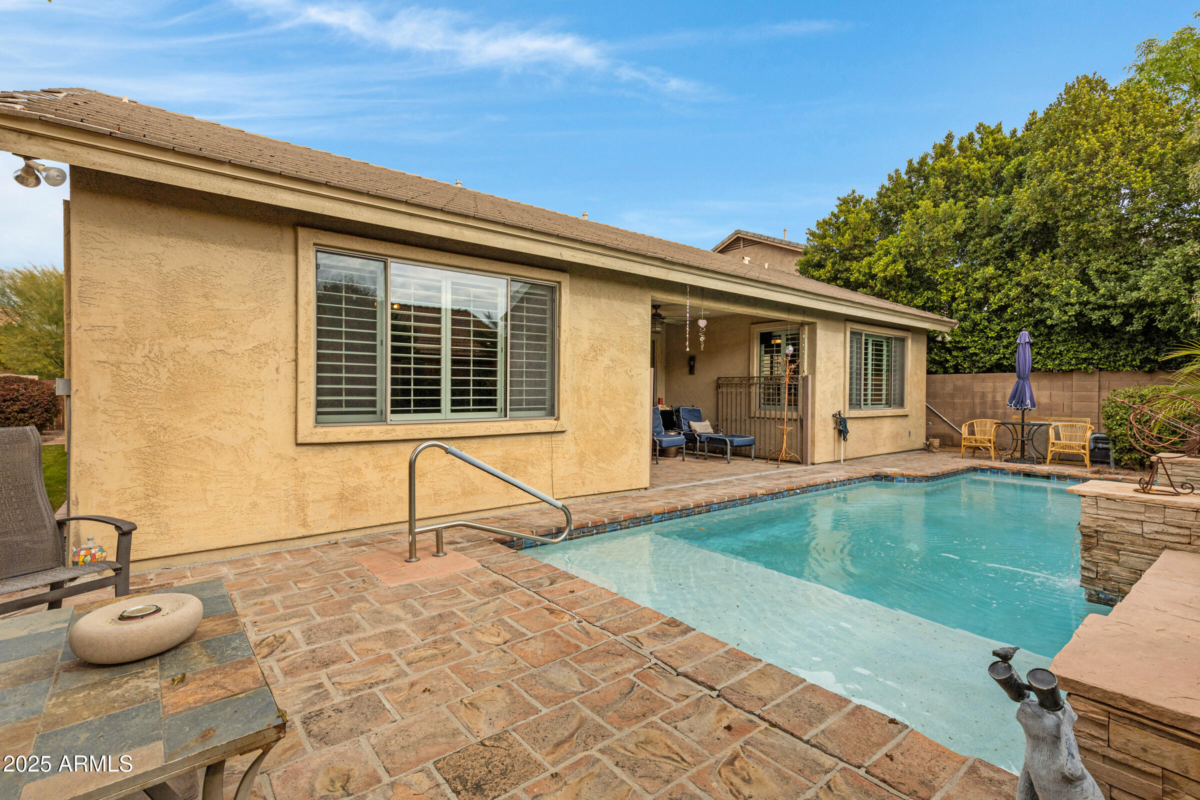 141 W ROADRUNNER Drive