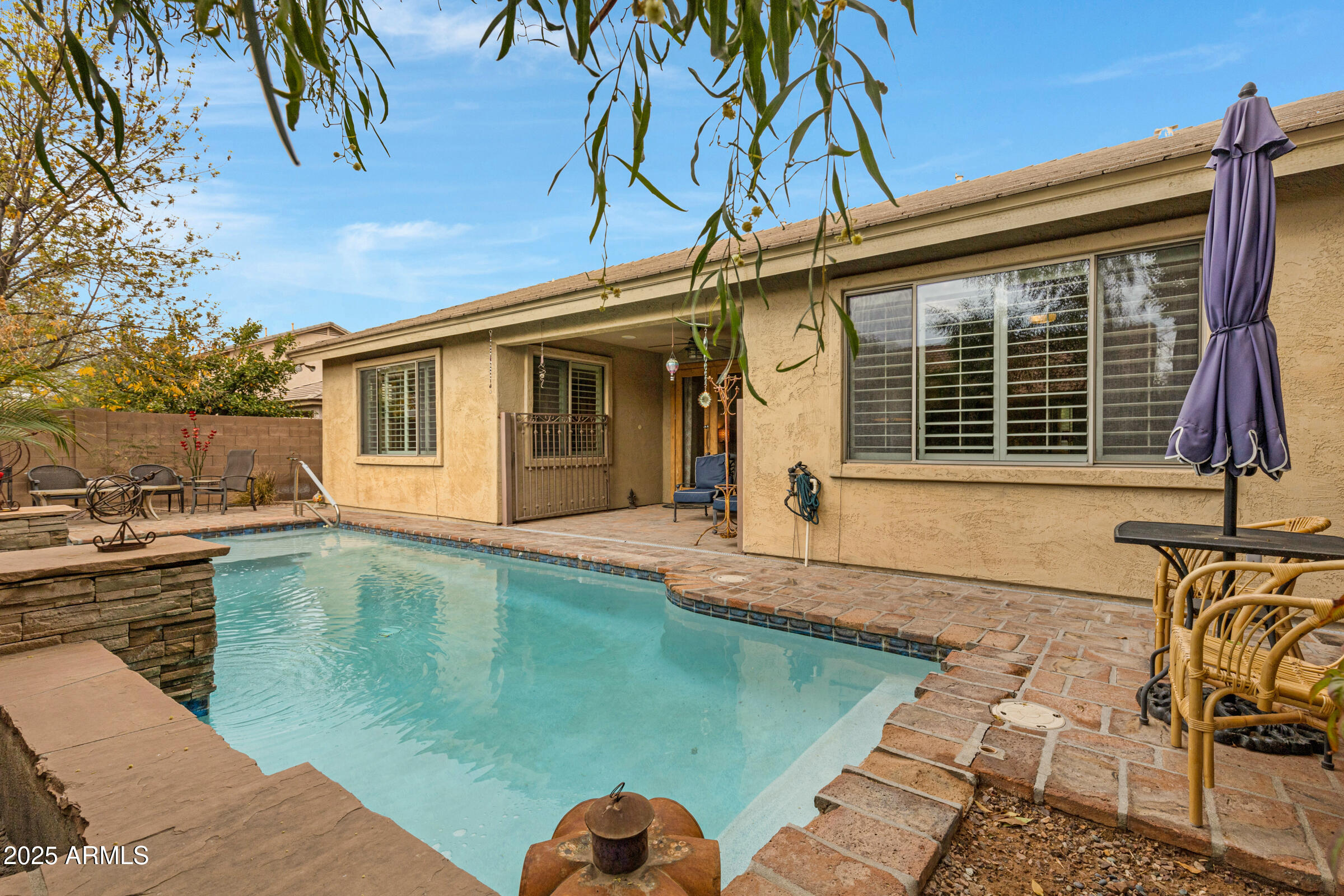 141 W ROADRUNNER Drive