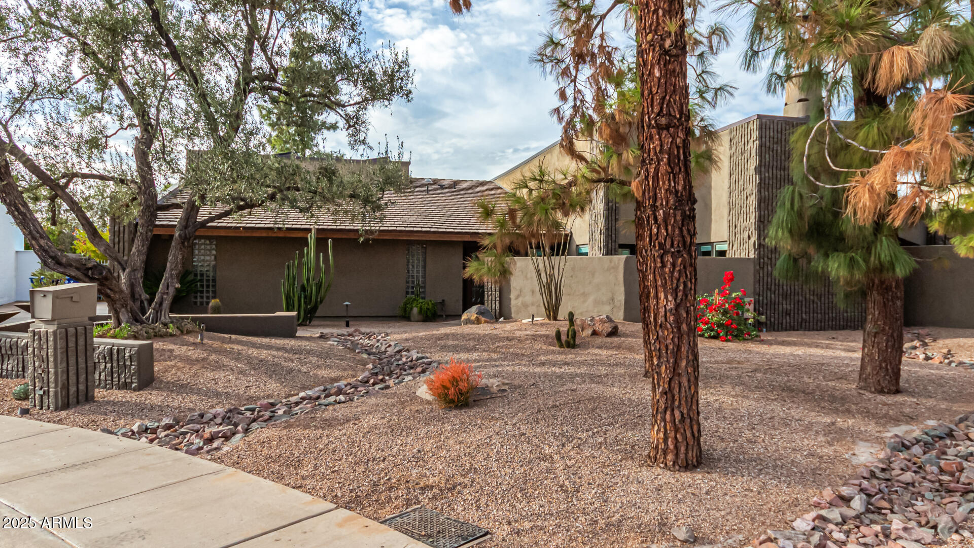 122 E LOMA VISTA Drive