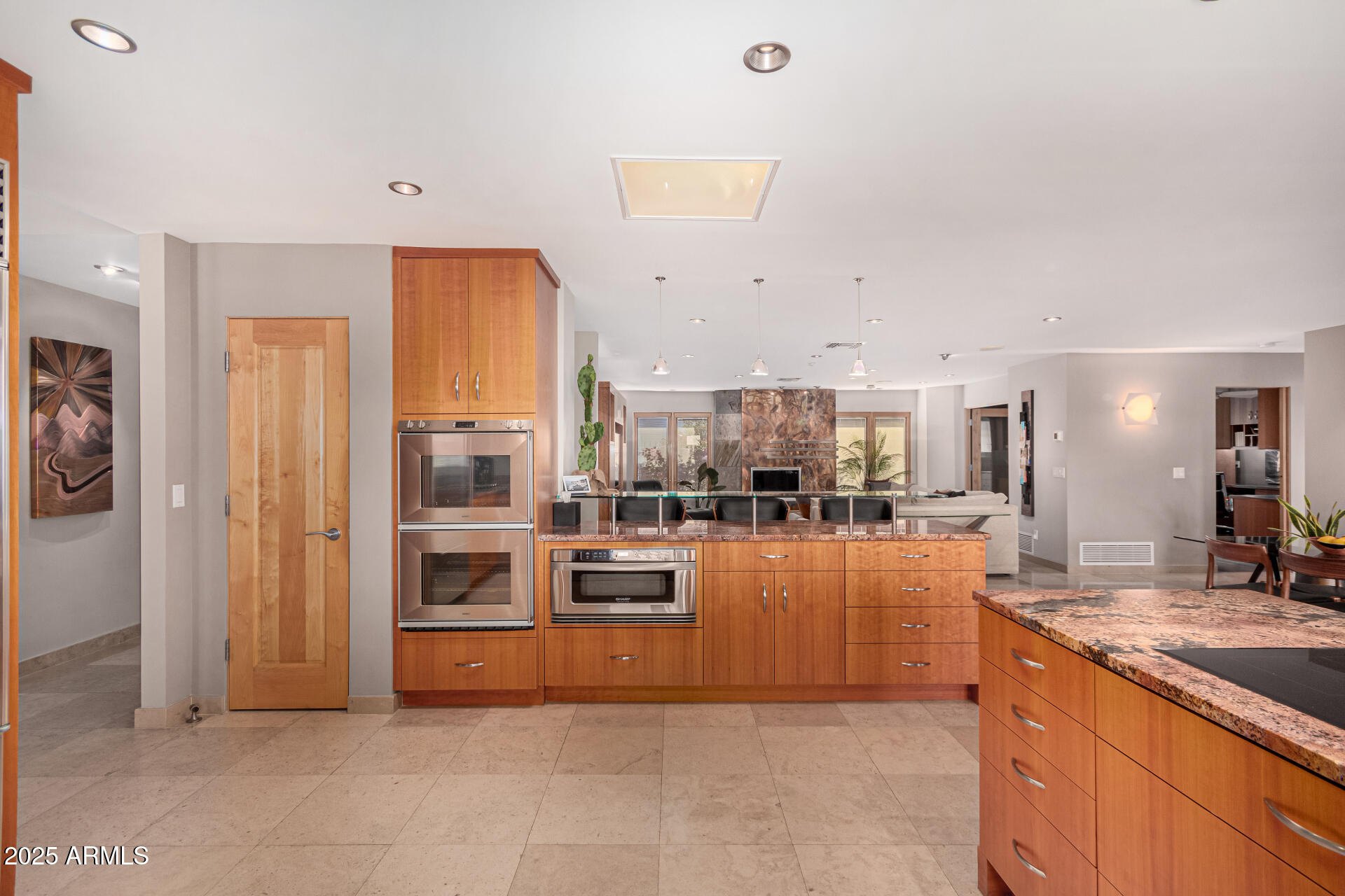 122 E LOMA VISTA Drive