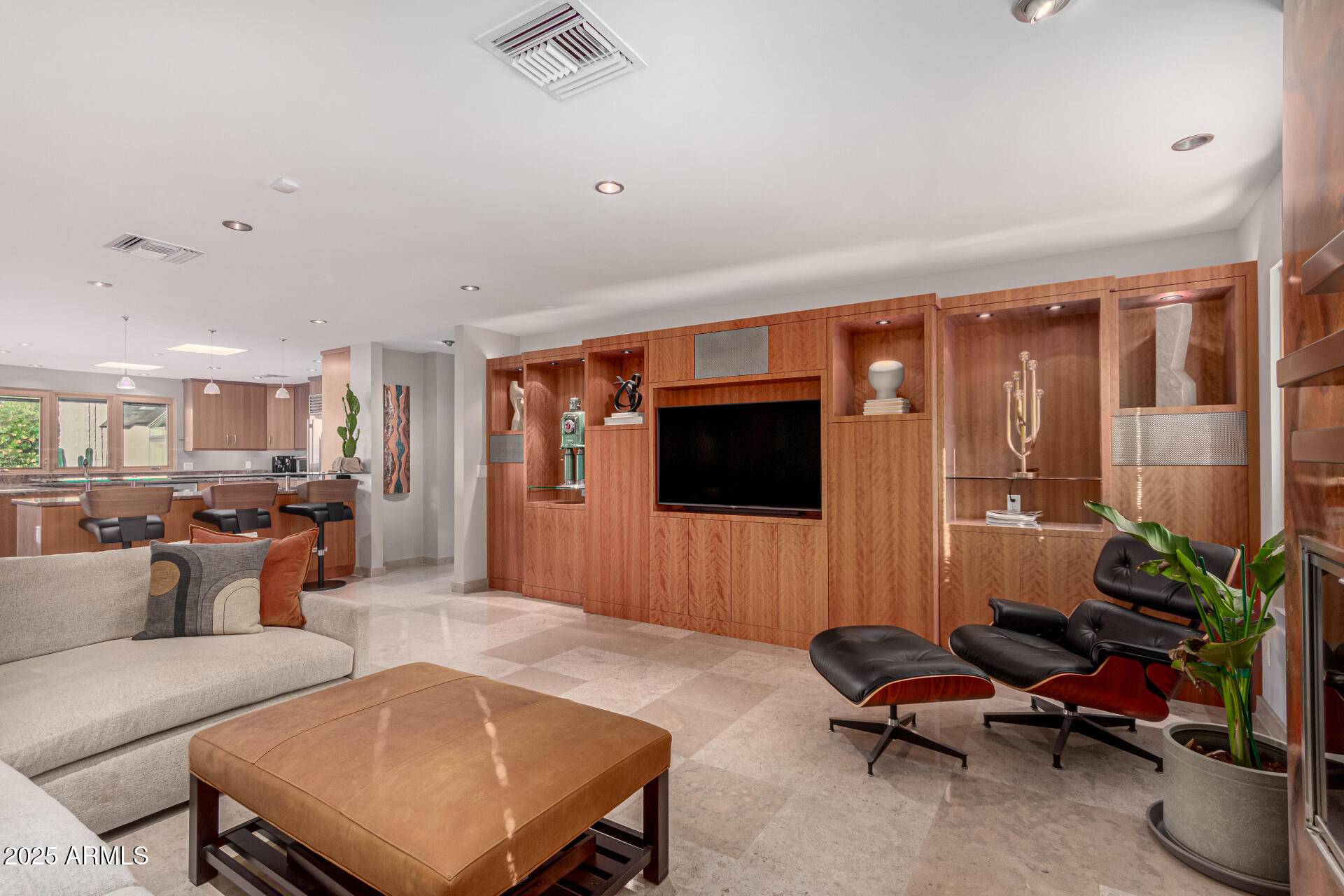 122 E LOMA VISTA Drive