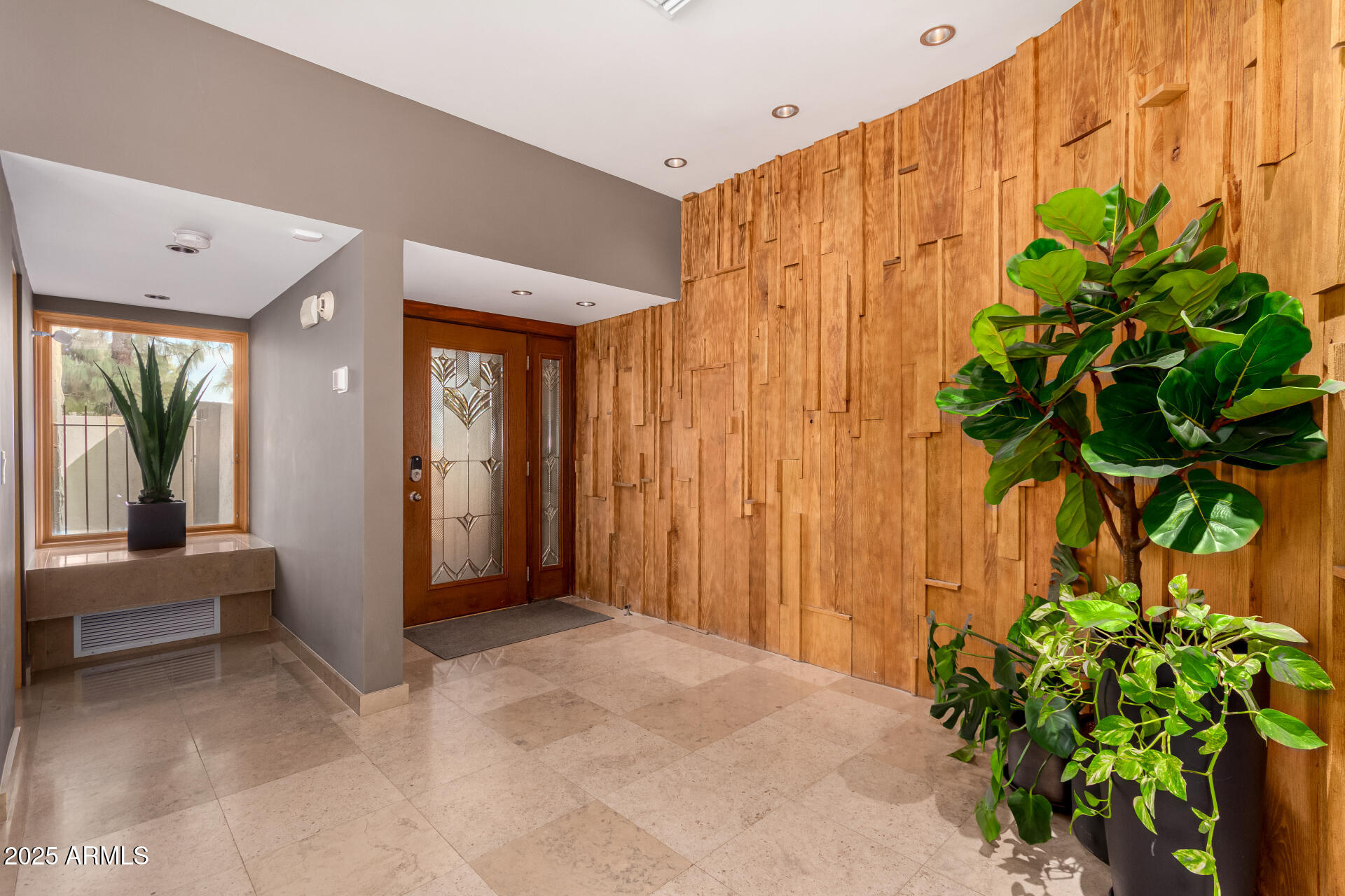 122 E LOMA VISTA Drive