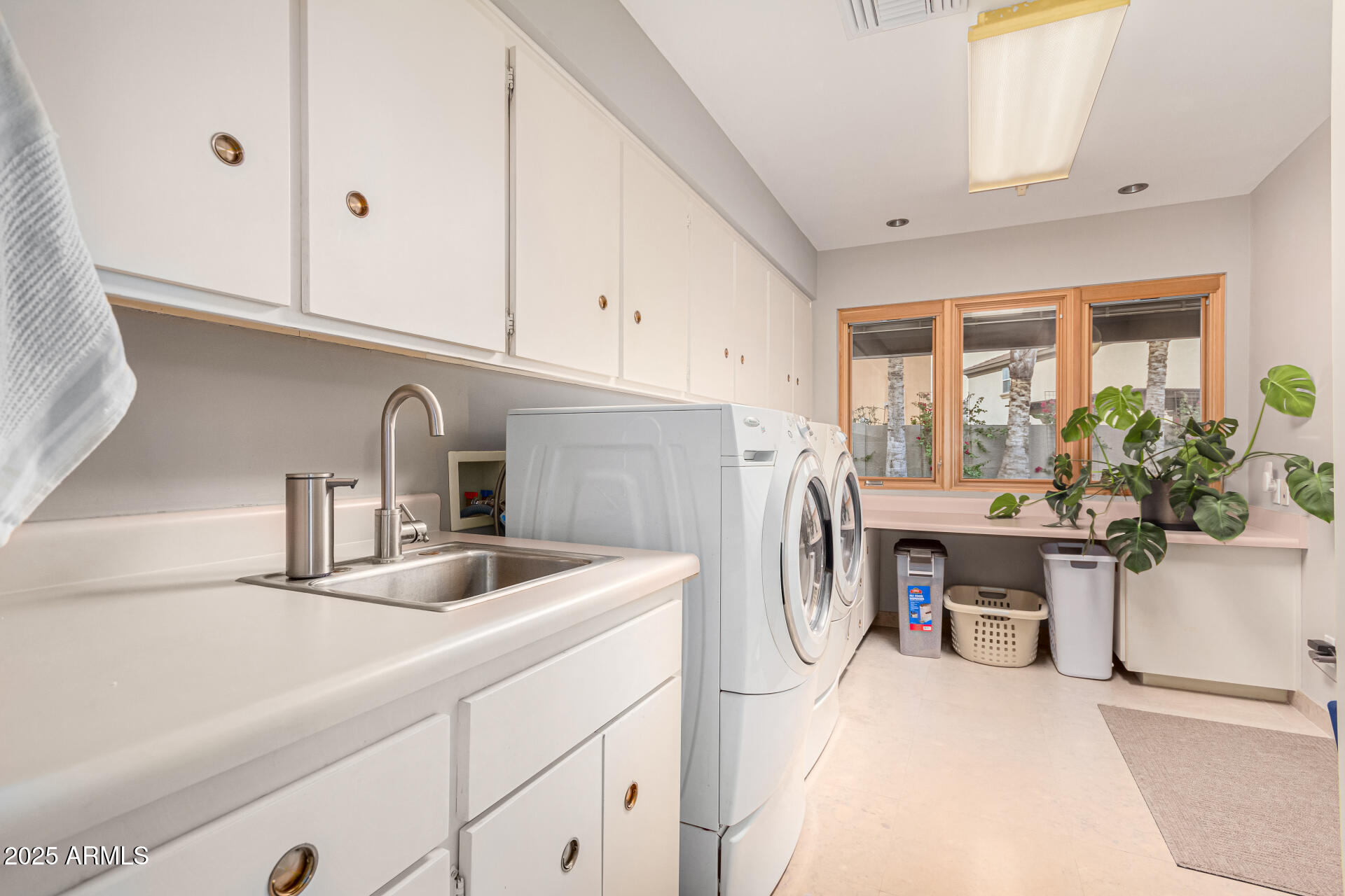 122 E LOMA VISTA Drive