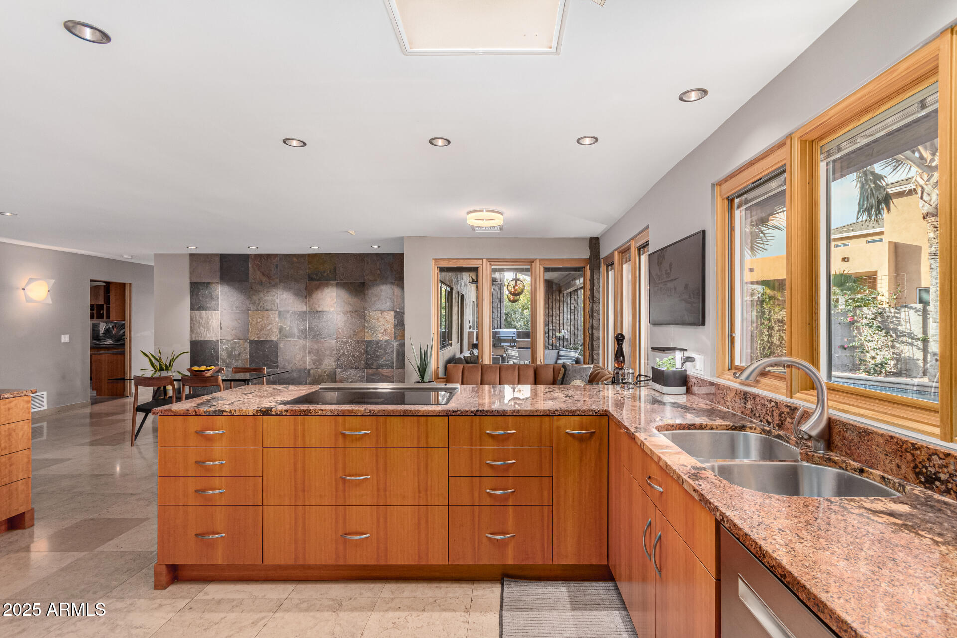 122 E LOMA VISTA Drive