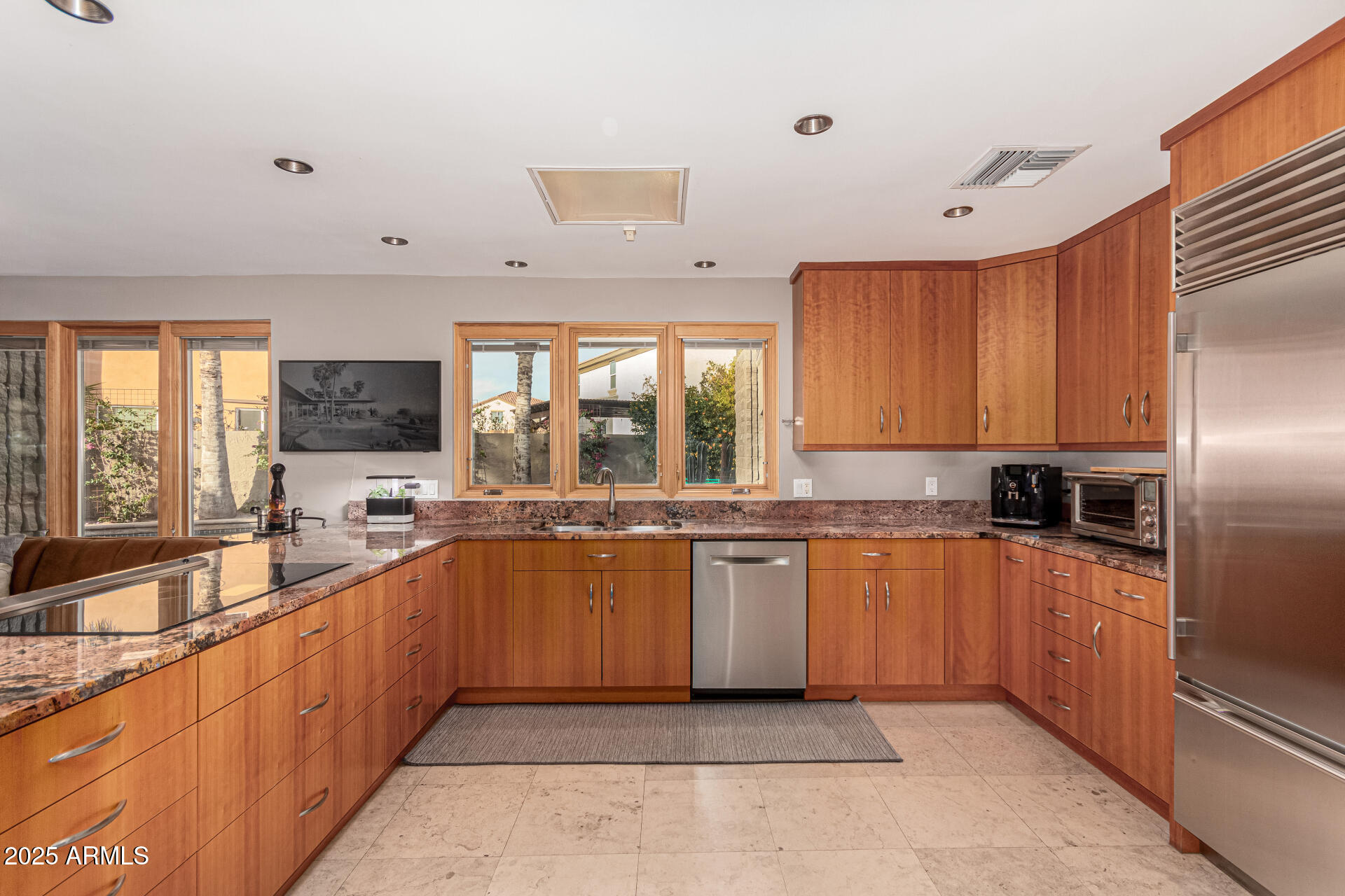 122 E LOMA VISTA Drive