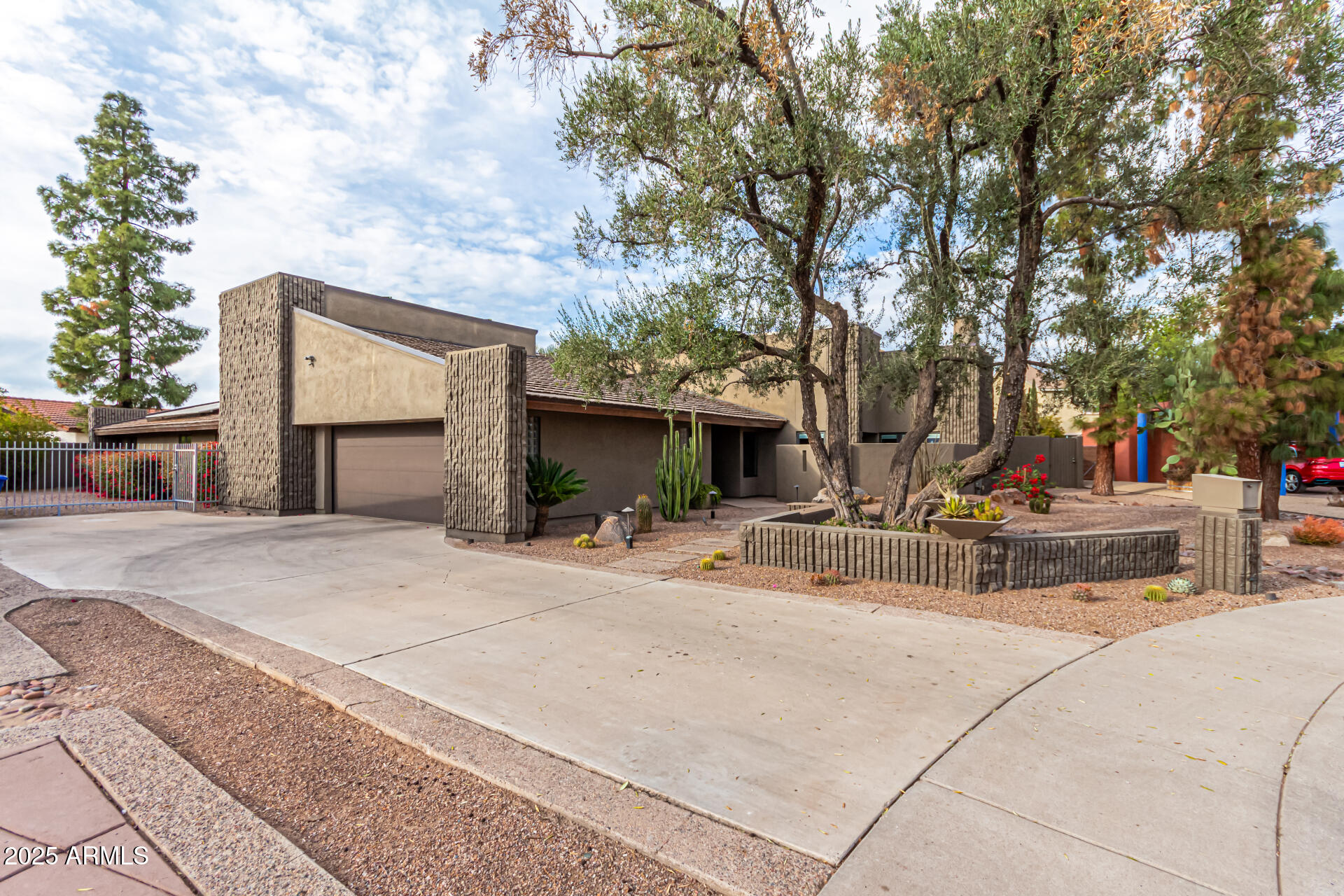 122 E LOMA VISTA Drive