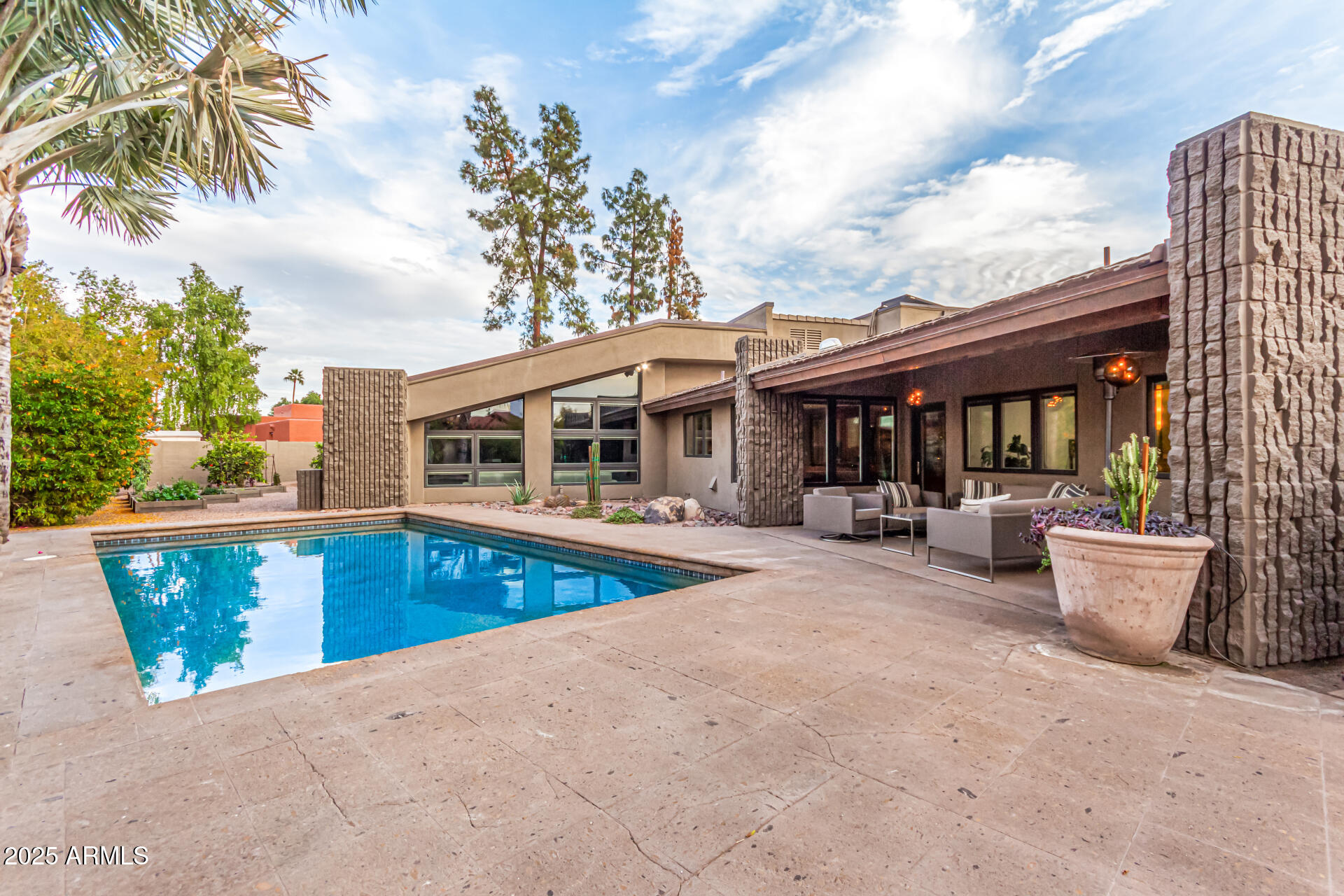 122 E LOMA VISTA Drive