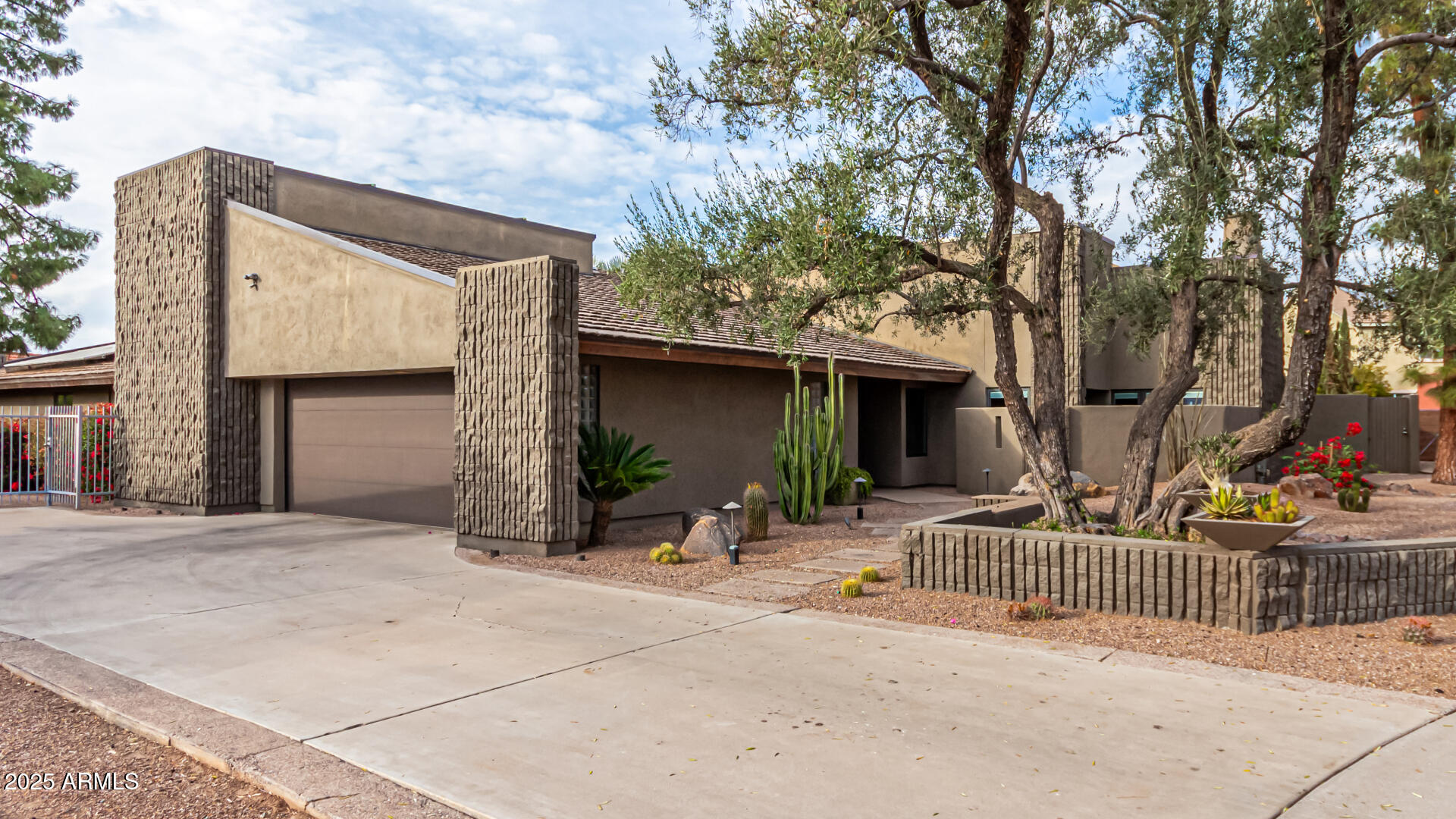 122 E LOMA VISTA Drive