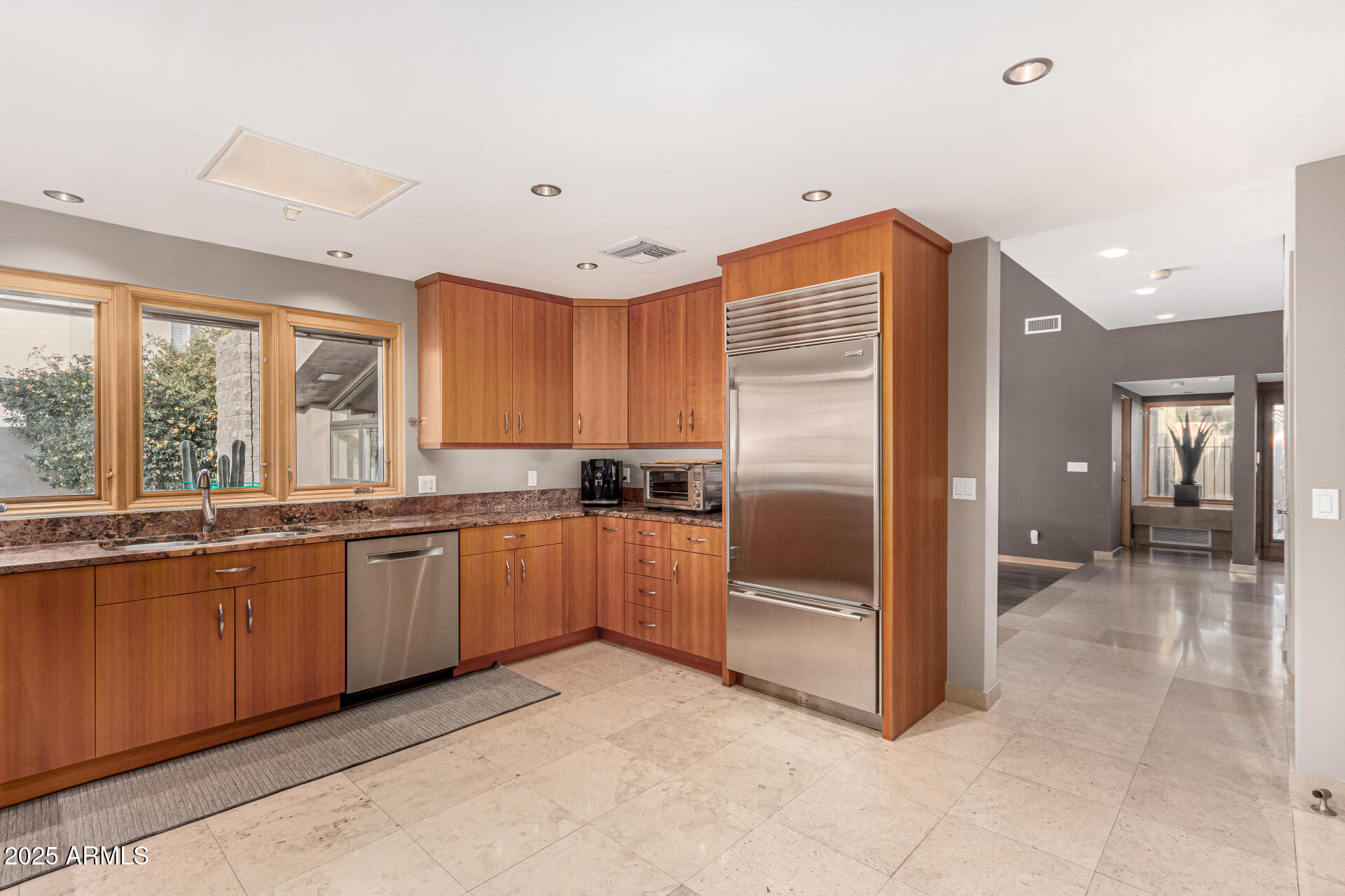 122 E LOMA VISTA Drive