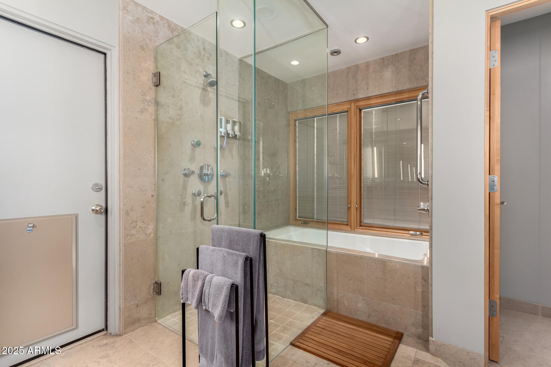 122 E LOMA VISTA Drive