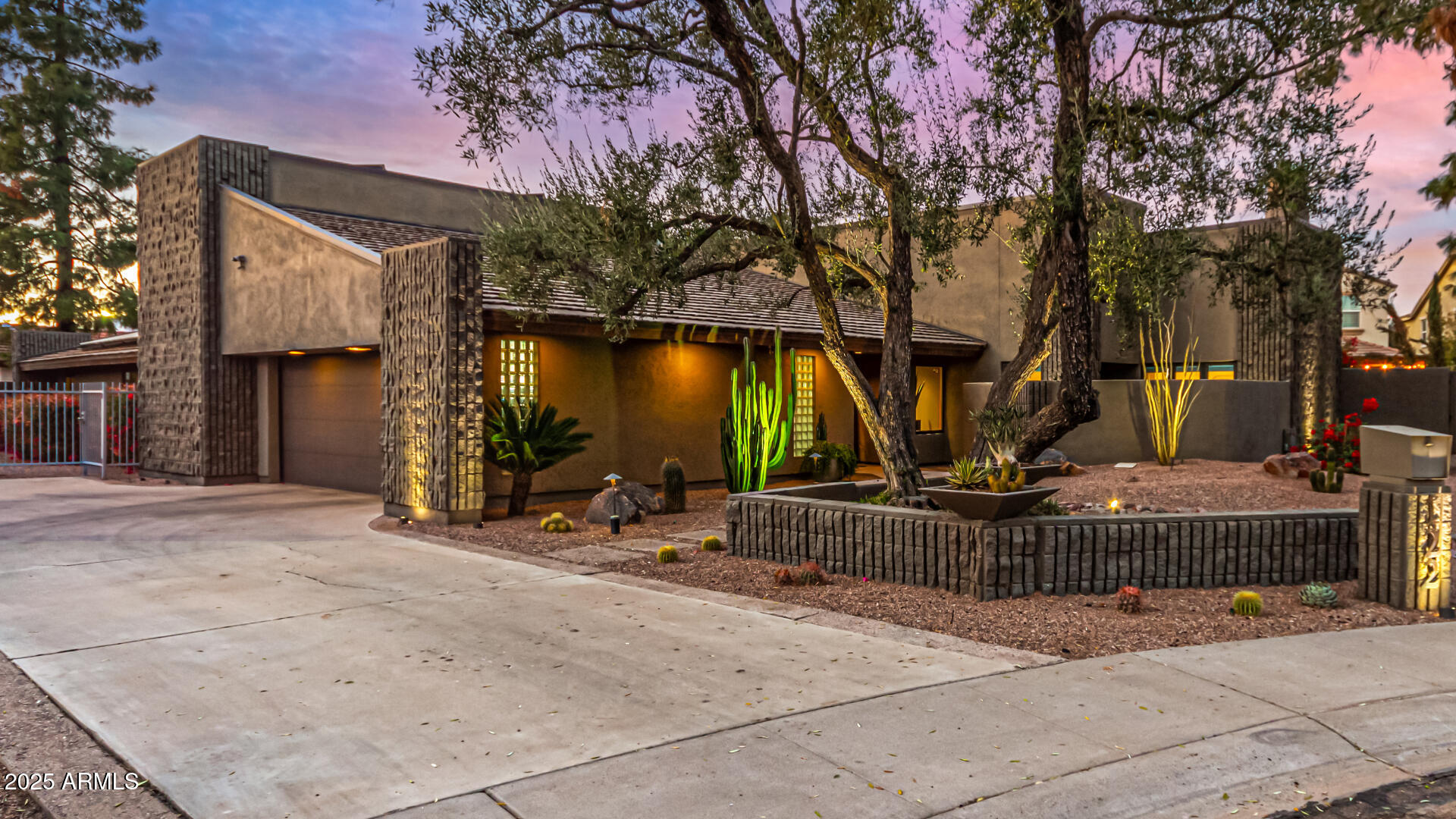 122 E LOMA VISTA Drive