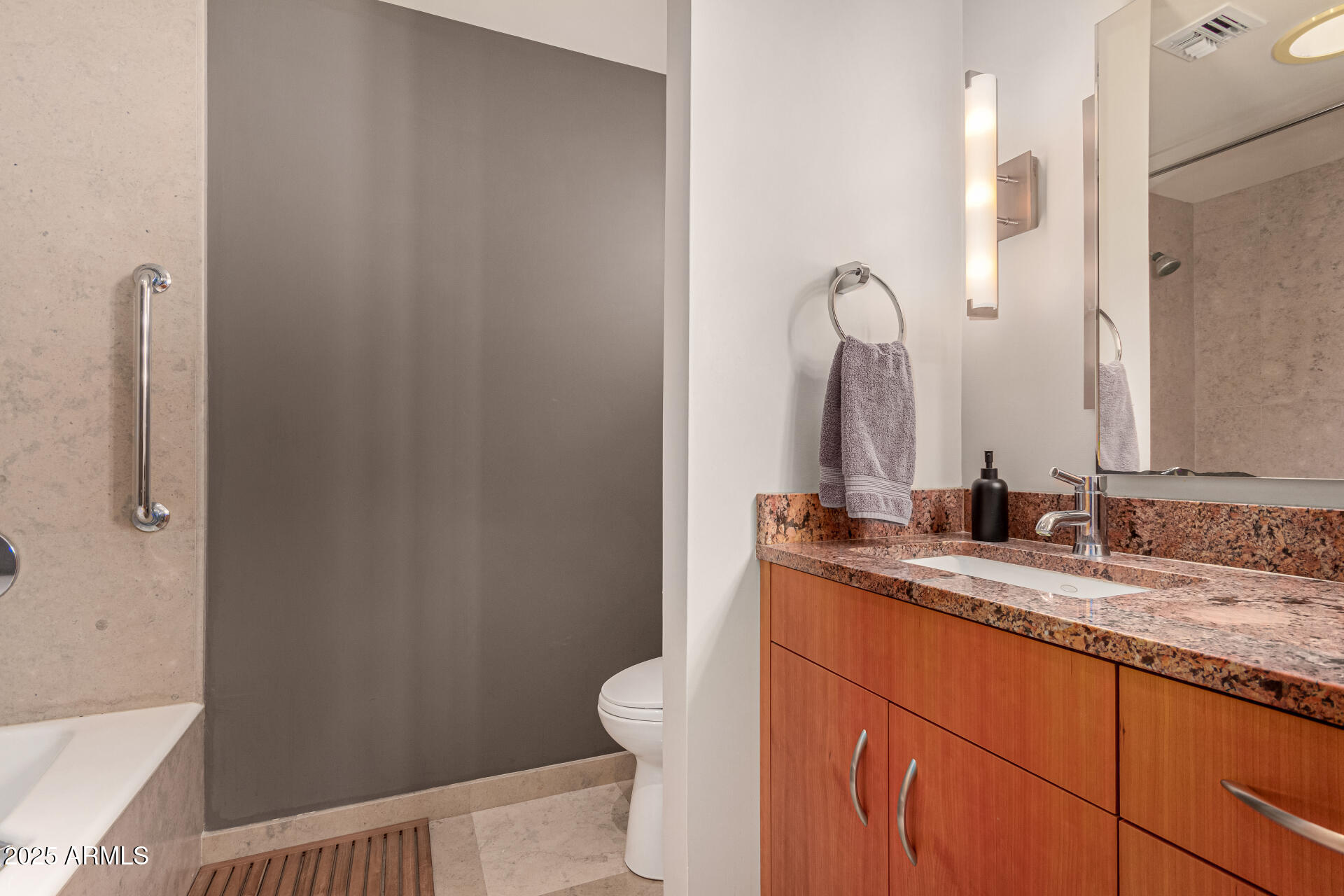 122 E LOMA VISTA Drive