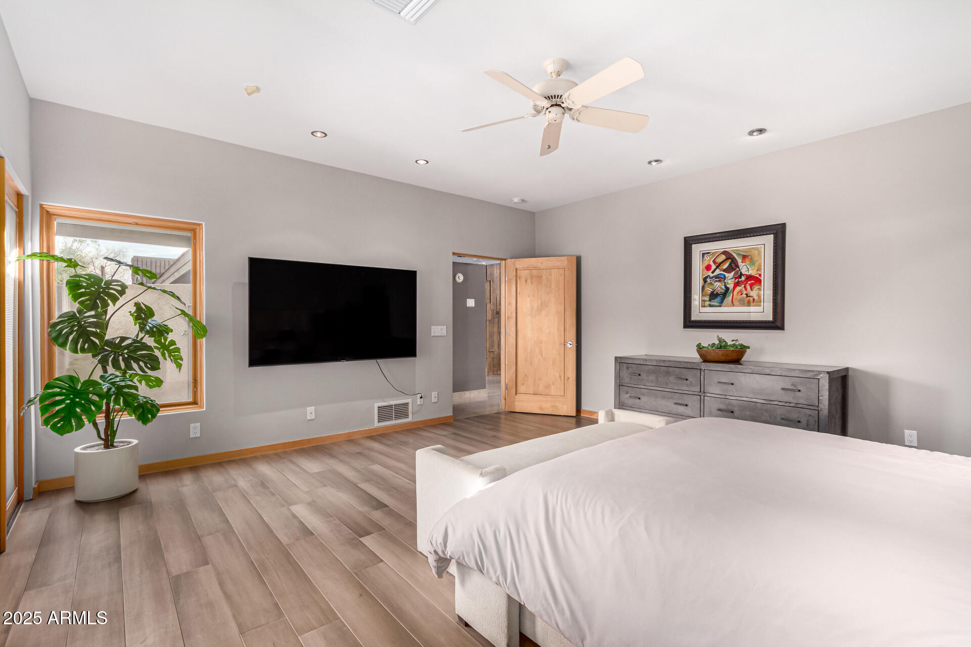 122 E LOMA VISTA Drive