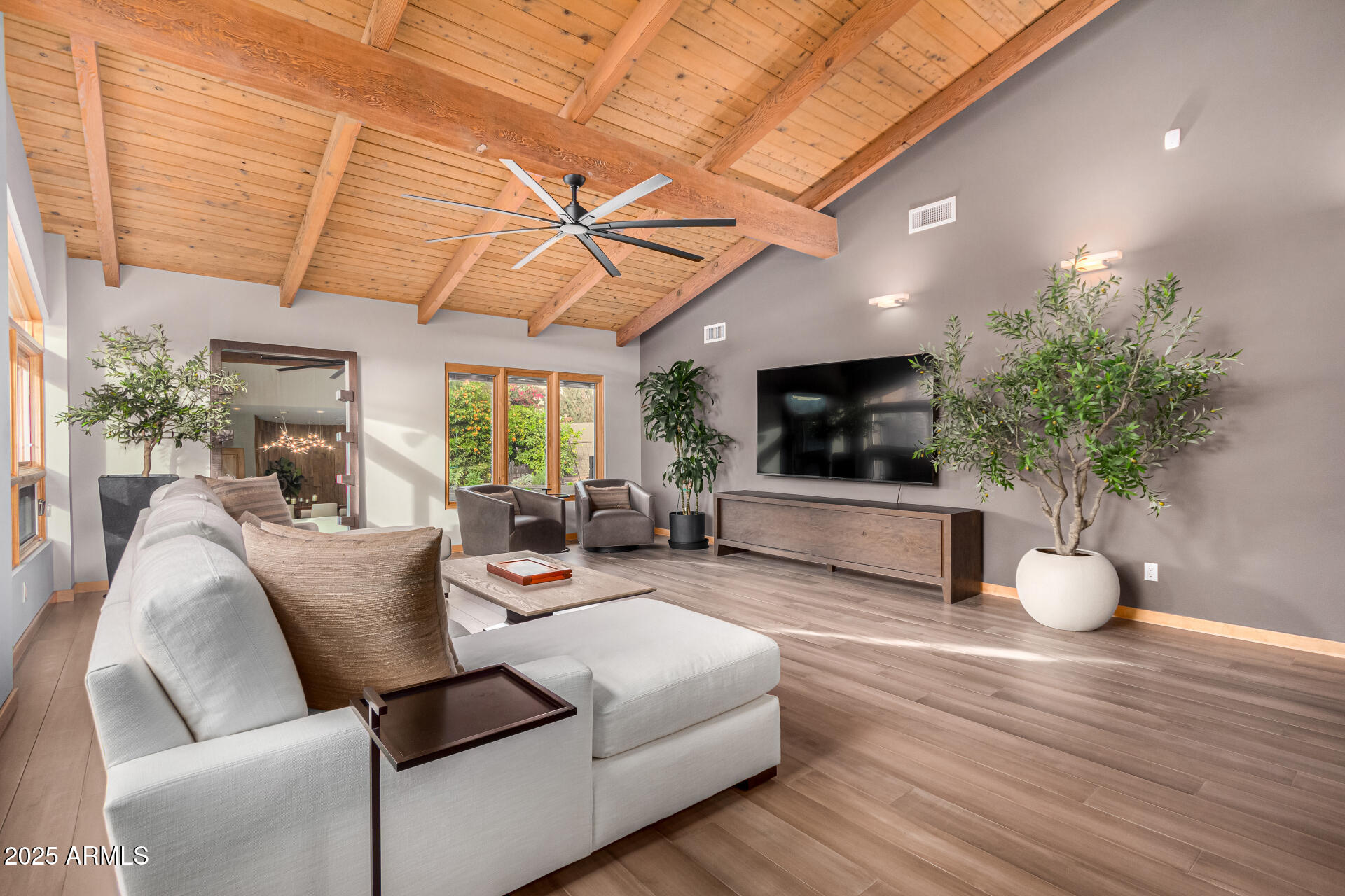 122 E LOMA VISTA Drive