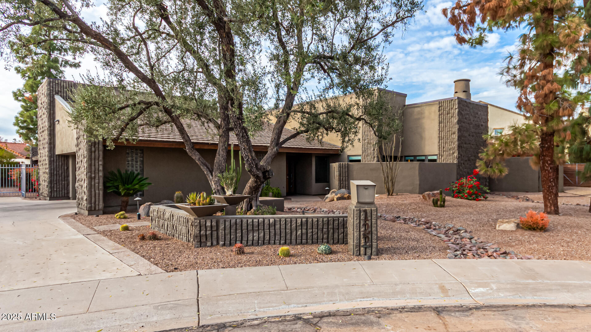 122 E LOMA VISTA Drive