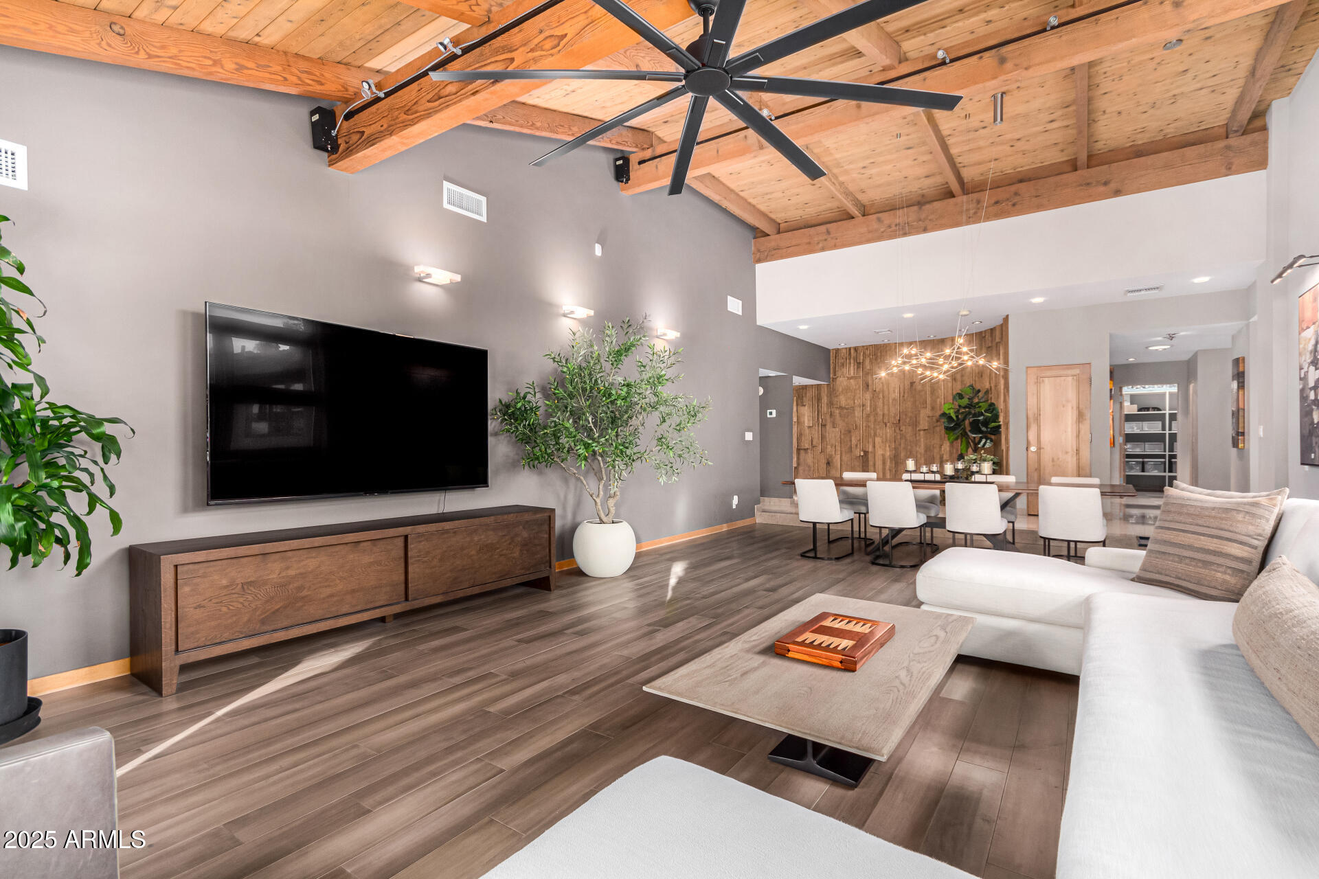 122 E LOMA VISTA Drive