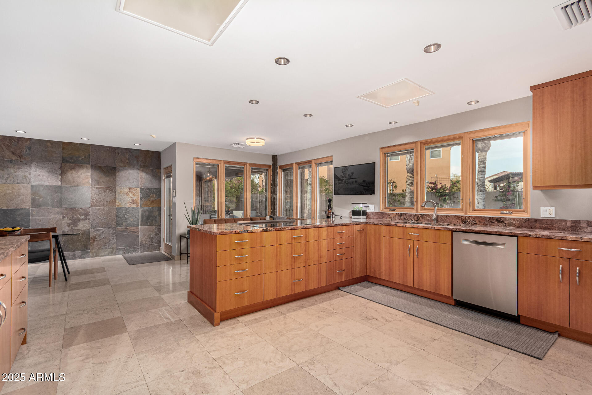 122 E LOMA VISTA Drive