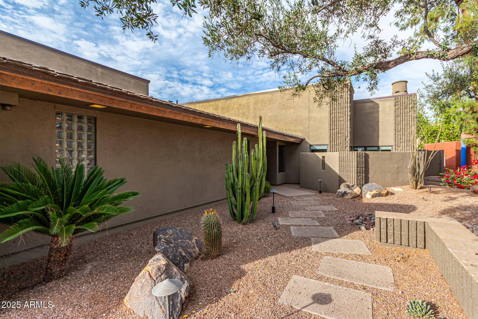 122 E LOMA VISTA Drive