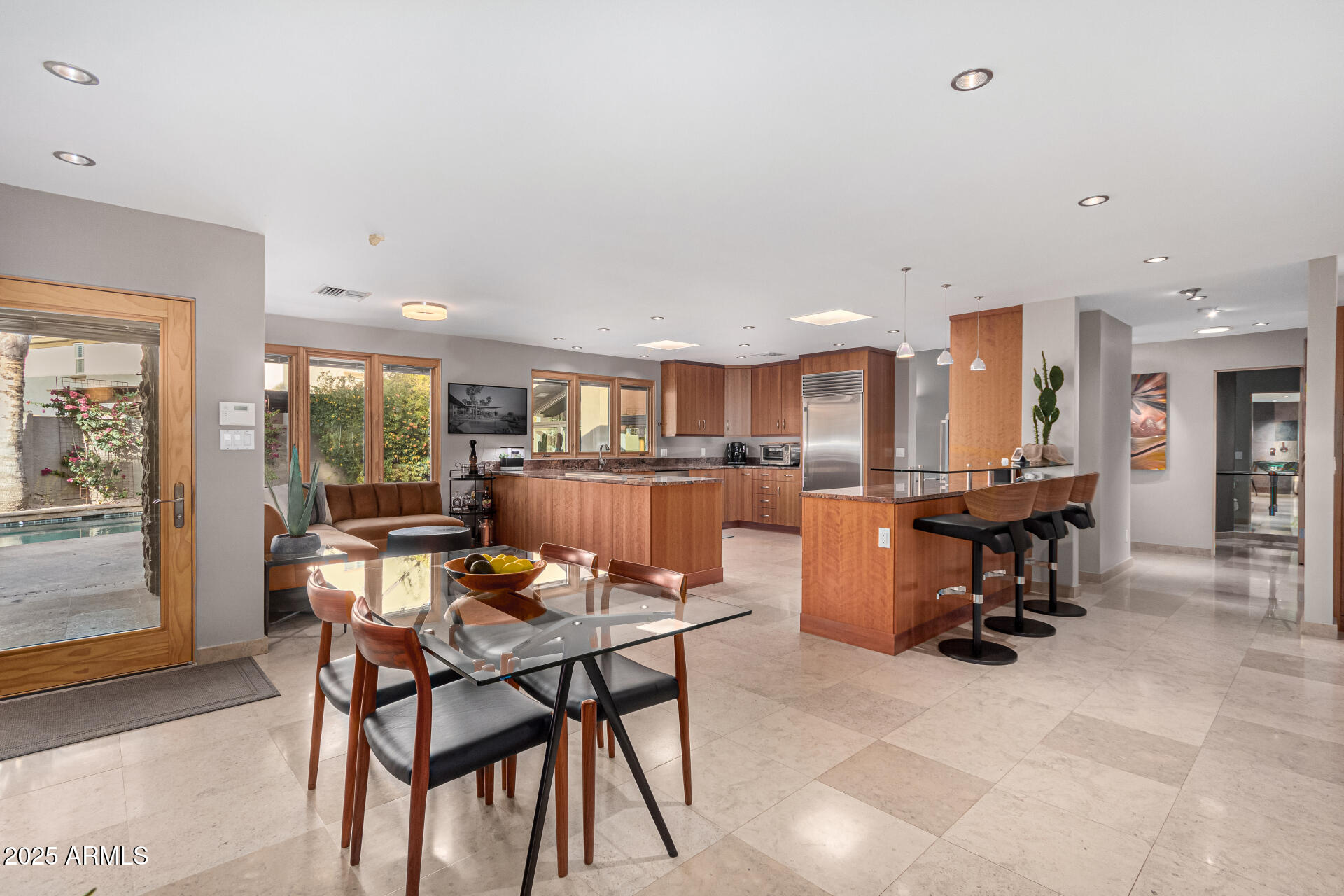 122 E LOMA VISTA Drive