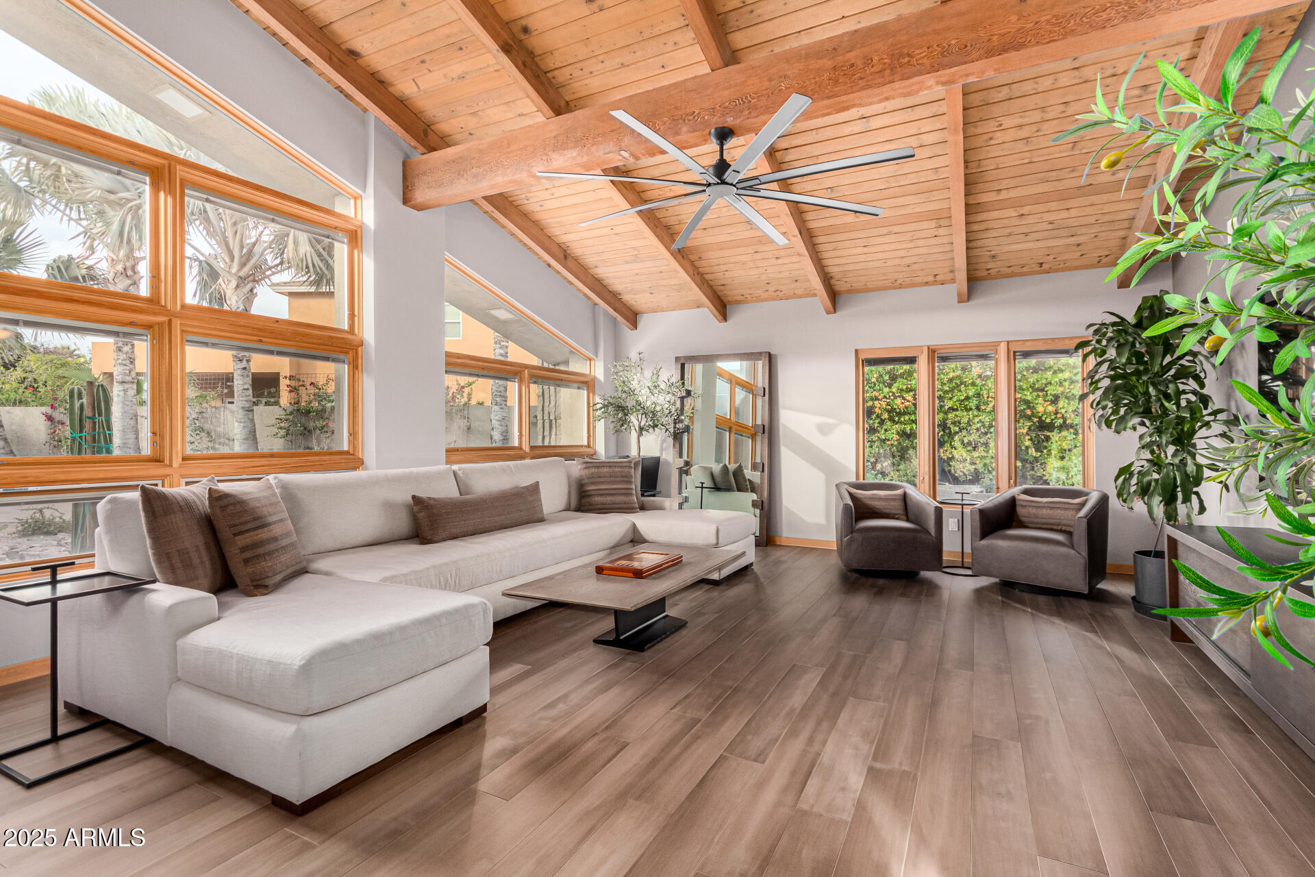 122 E LOMA VISTA Drive