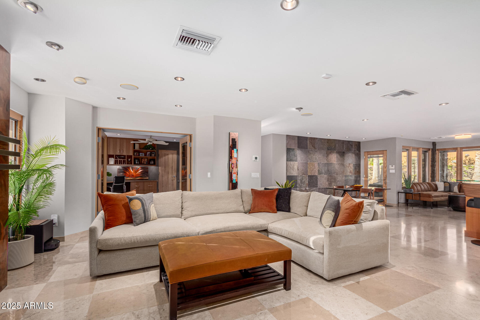 122 E LOMA VISTA Drive