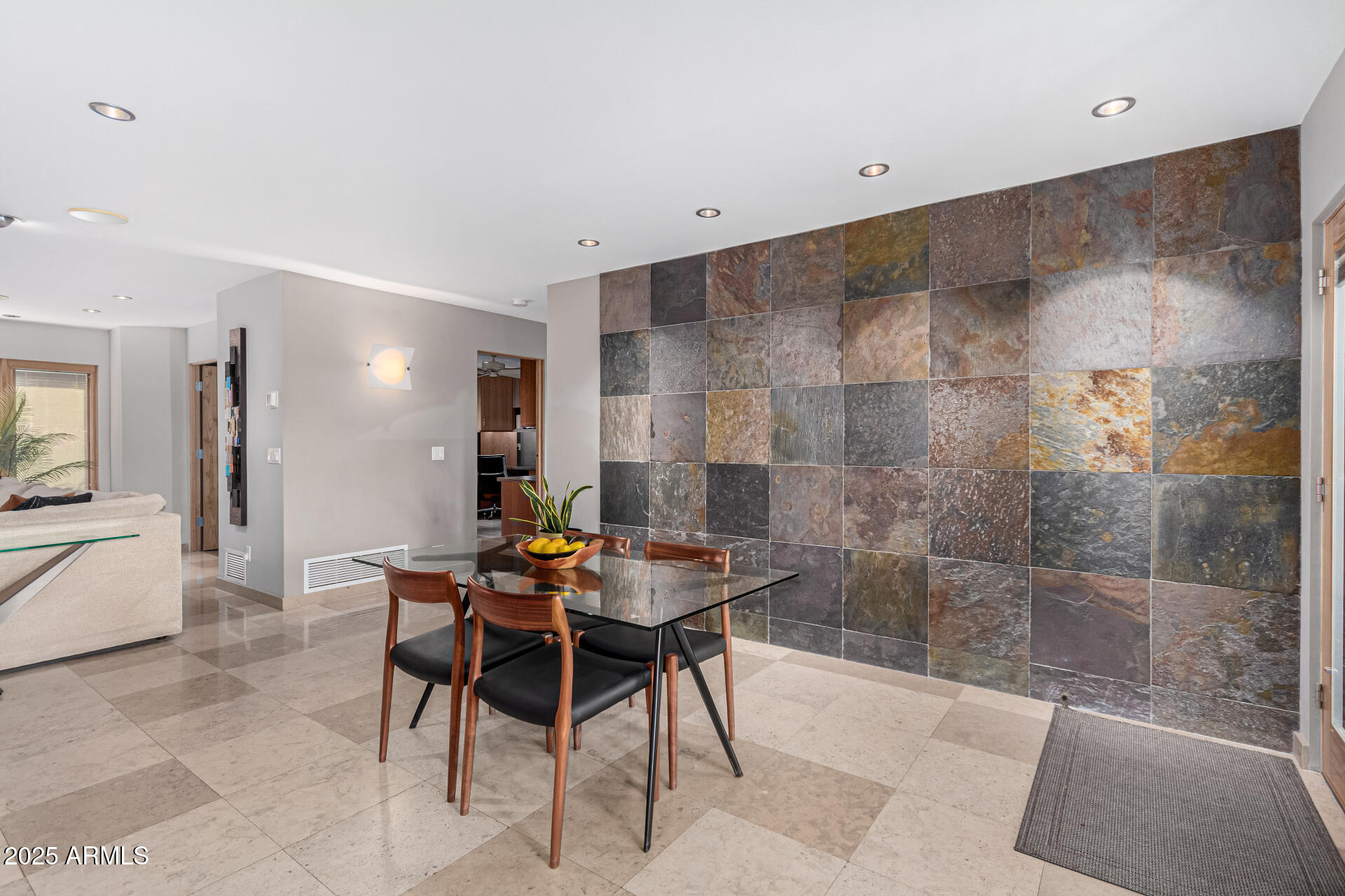 122 E LOMA VISTA Drive