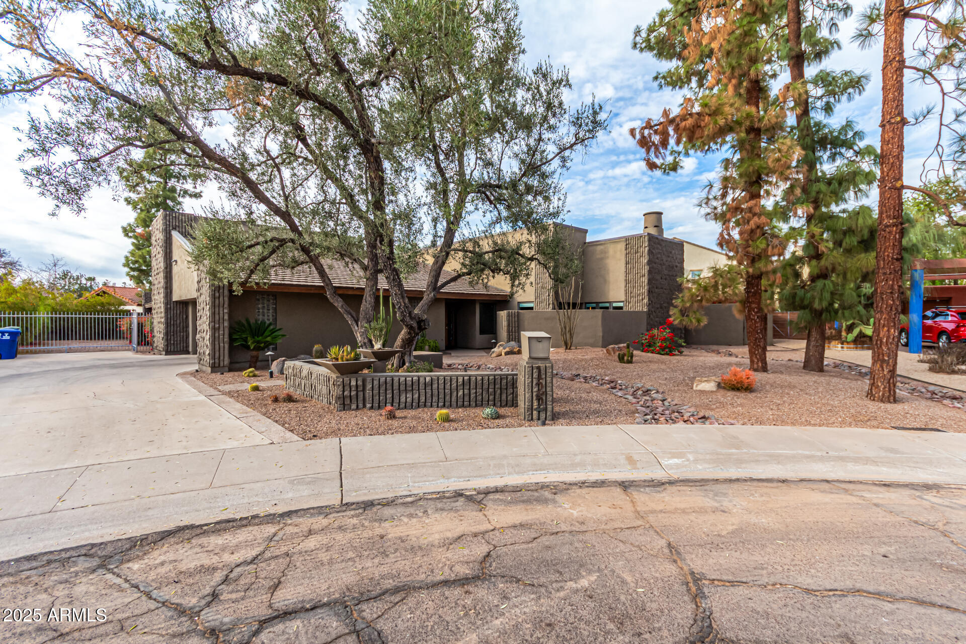 122 E LOMA VISTA Drive