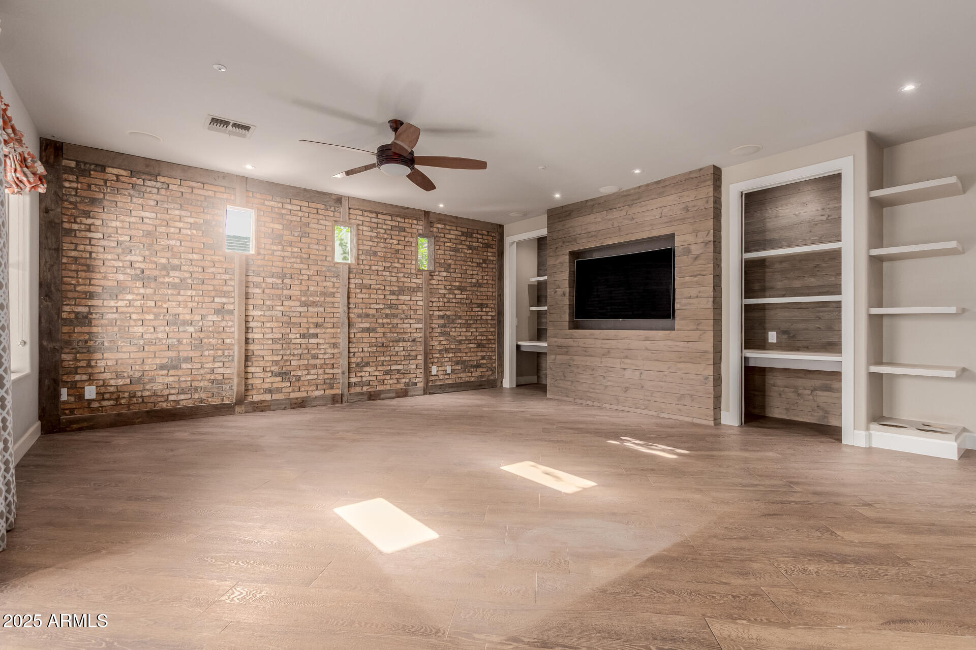 2721 E TAMARISK Street