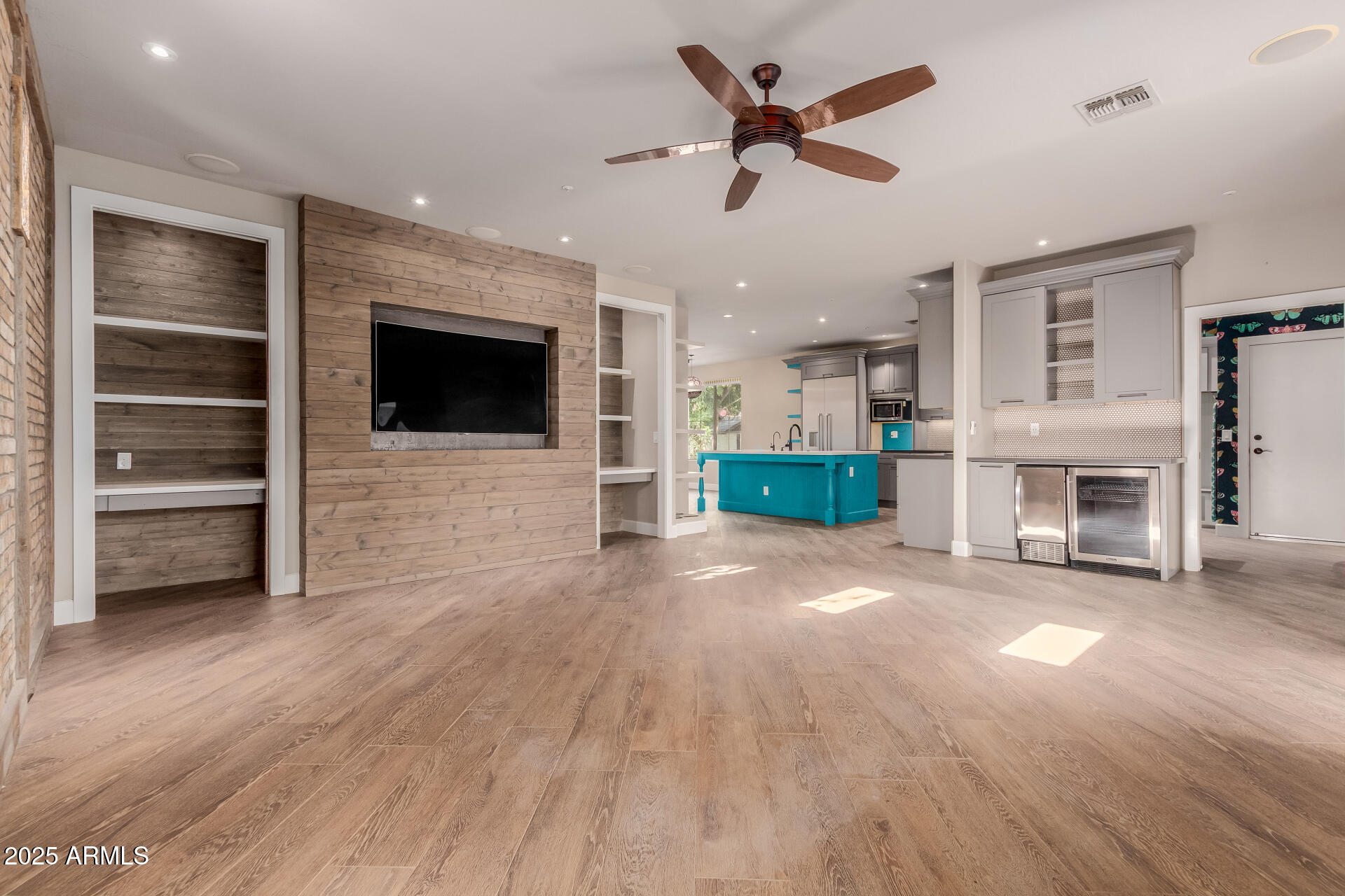 2721 E TAMARISK Street