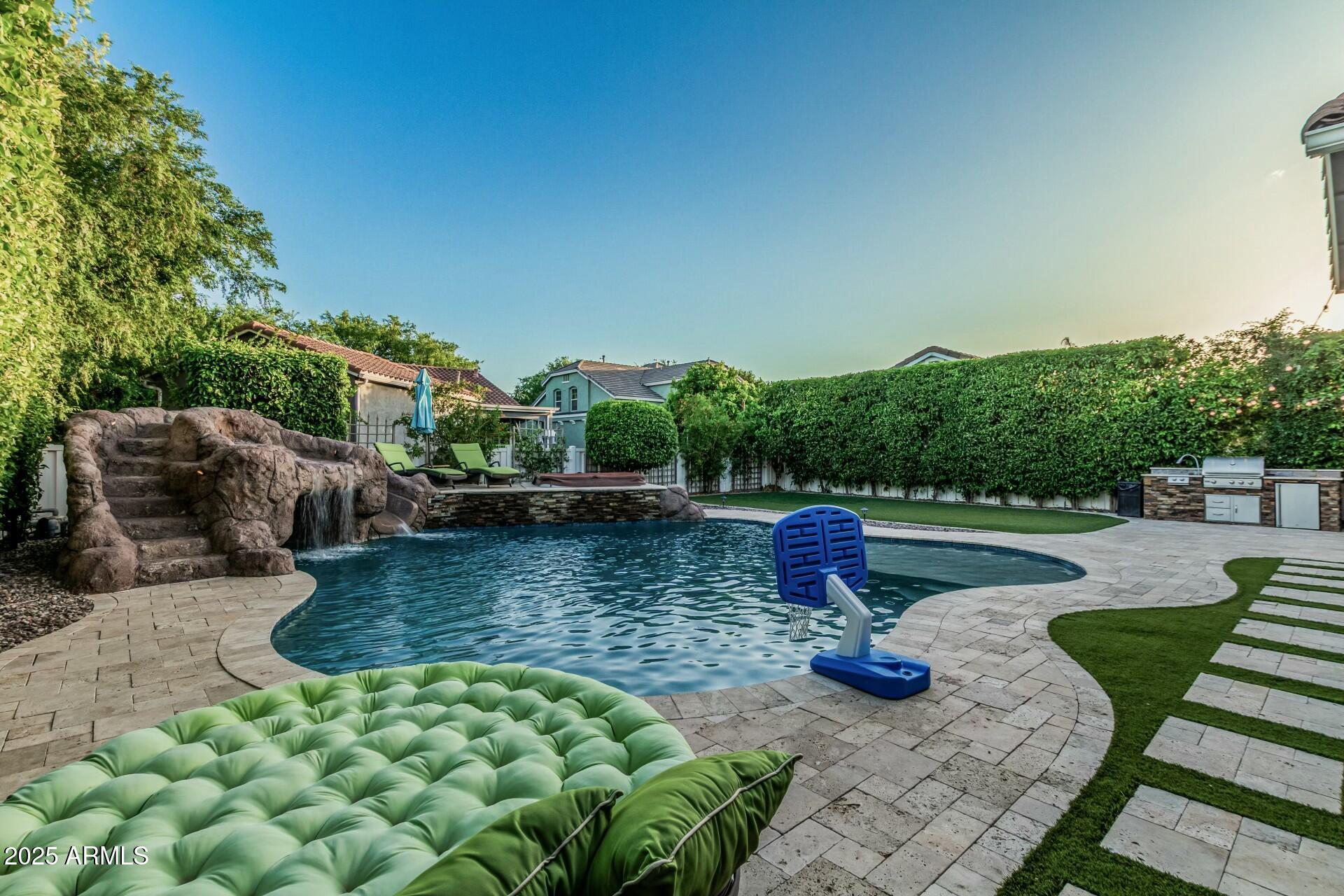 2721 E TAMARISK Street