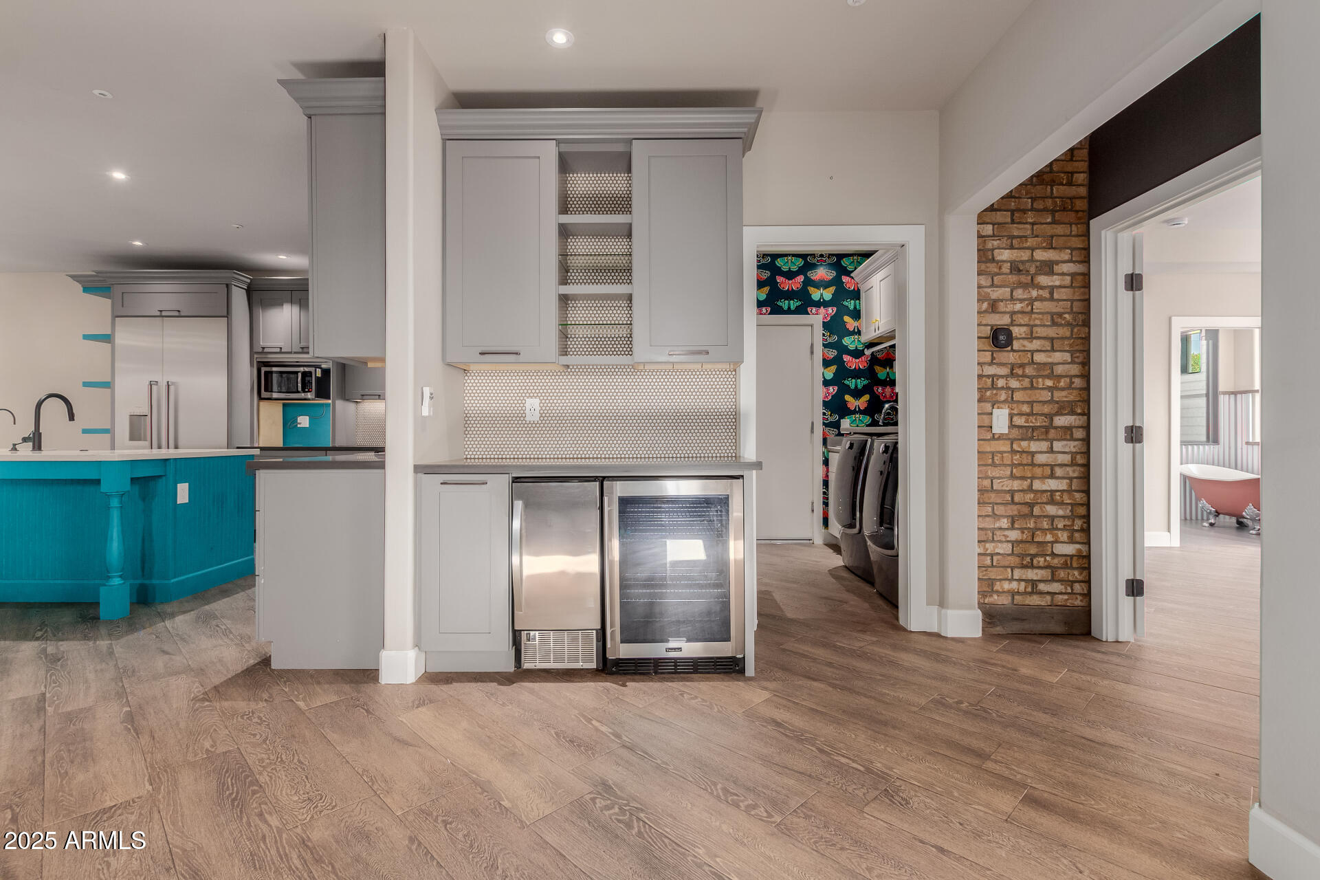 2721 E TAMARISK Street