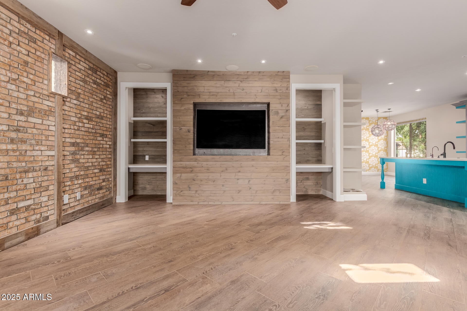 2721 E TAMARISK Street