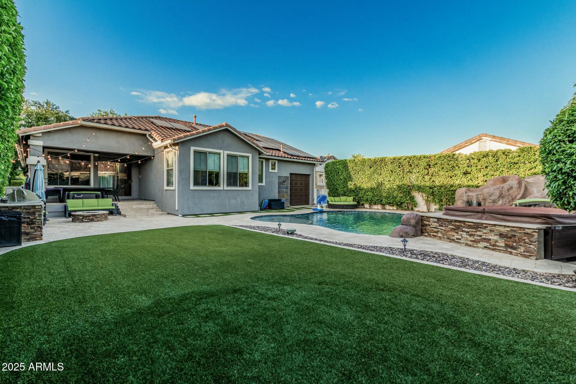 2721 E TAMARISK Street