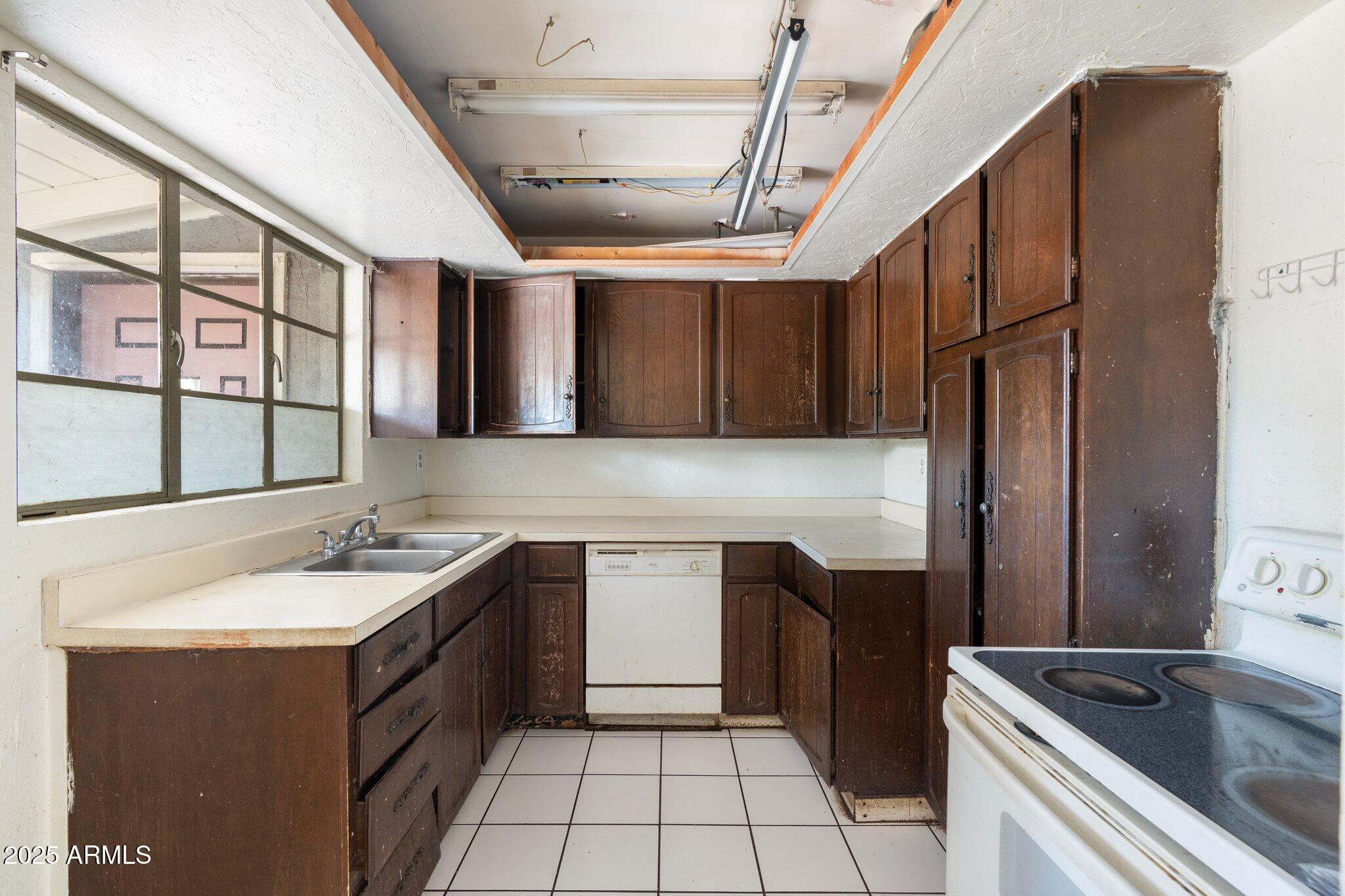 3843 E CORONADO Road