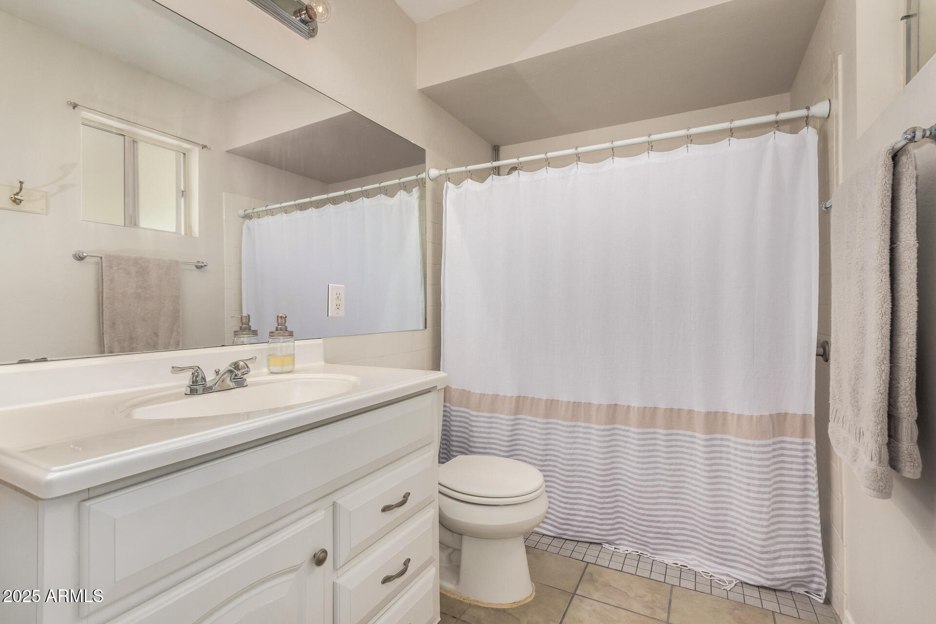 3325 E CARMEL Avenue