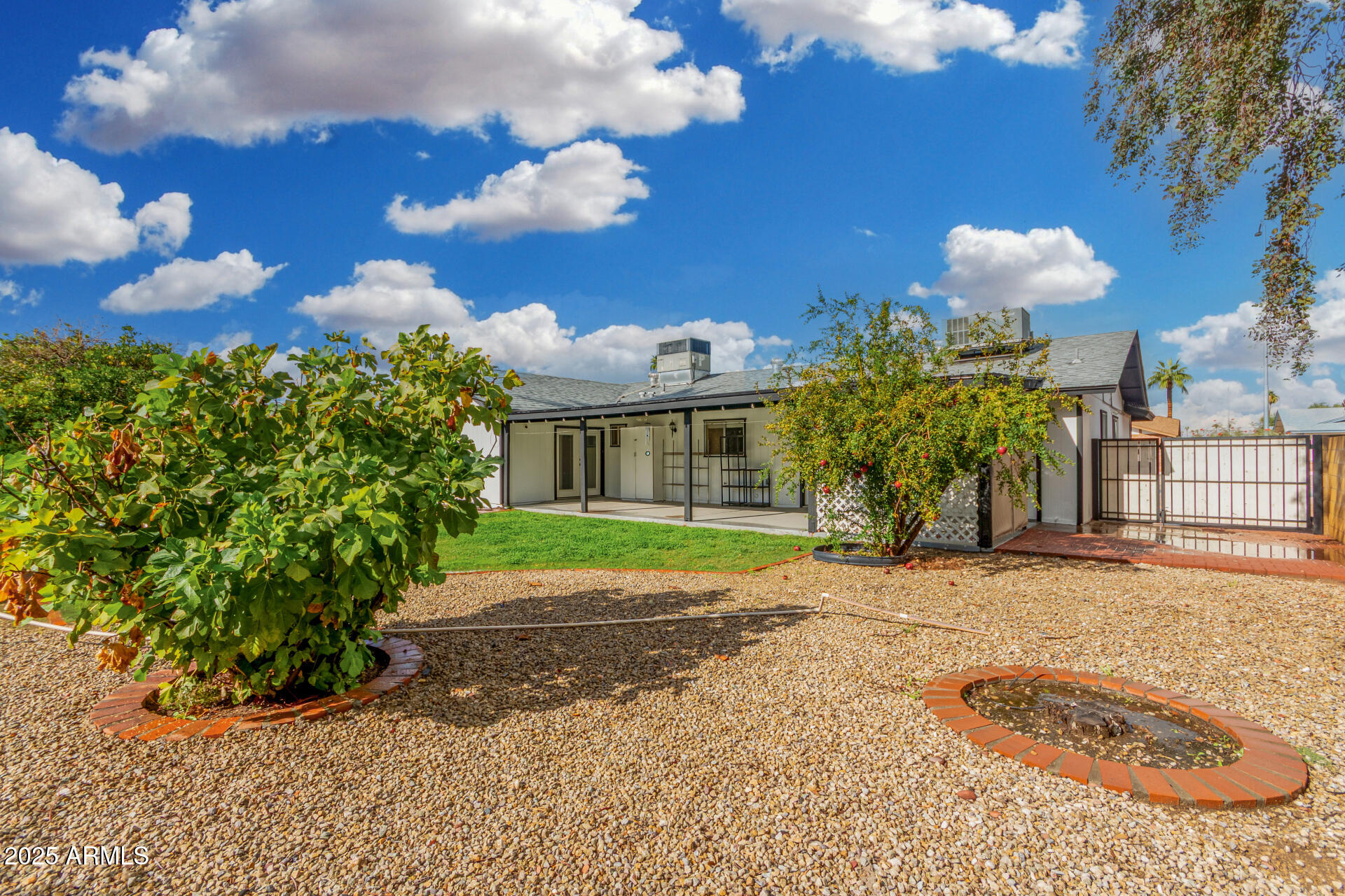 3325 E CARMEL Avenue