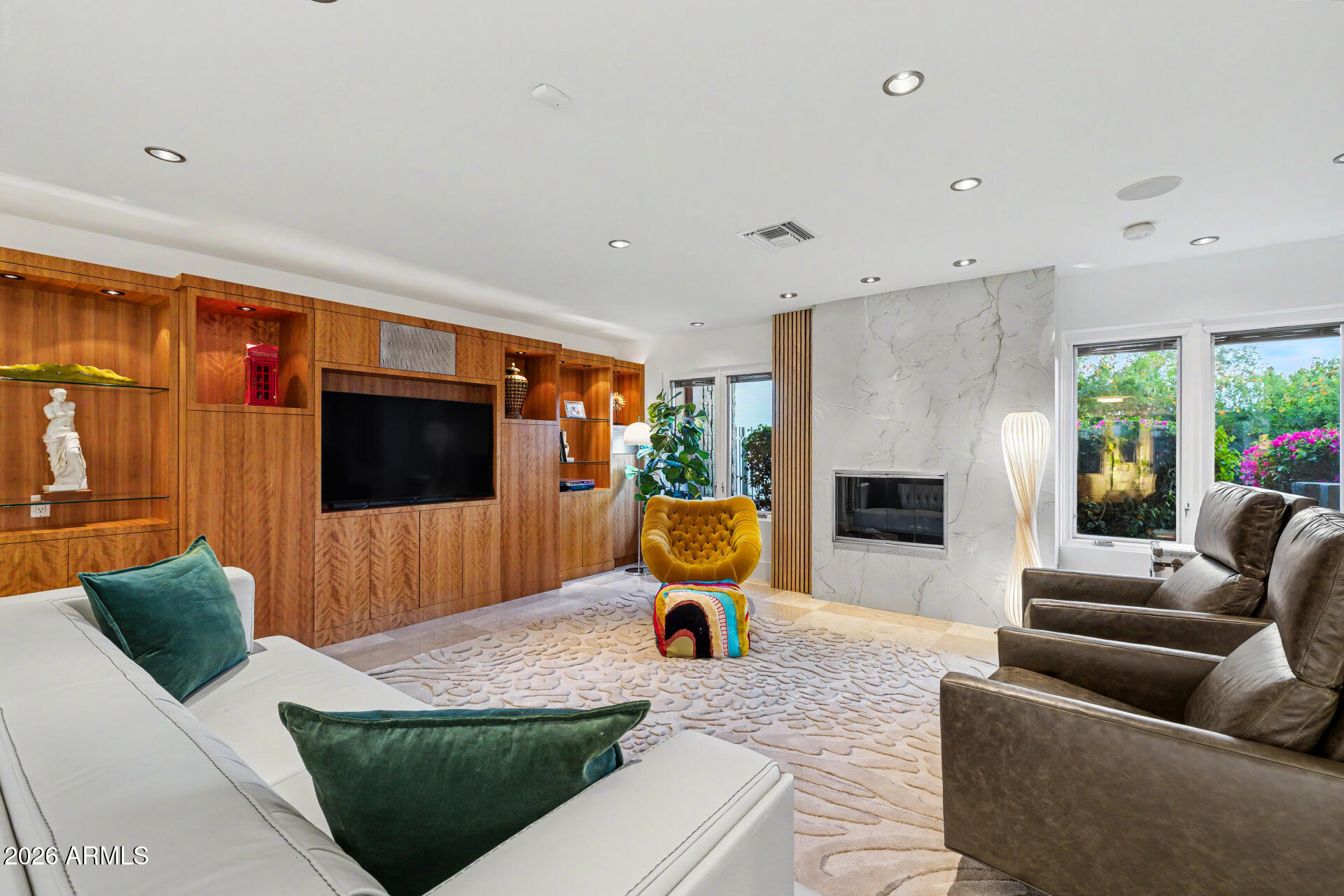 122 E LOMA VISTA Drive