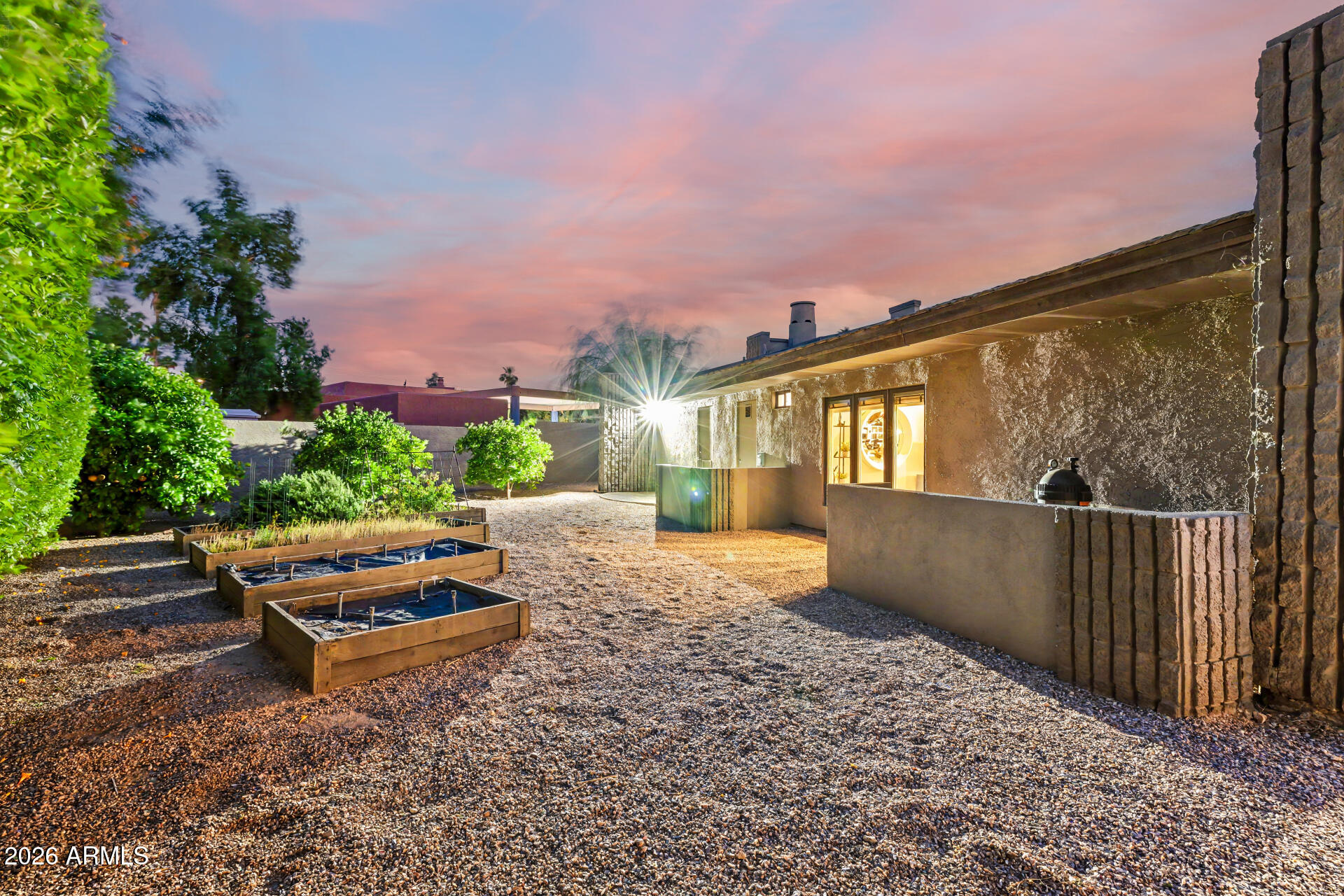 122 E LOMA VISTA Drive